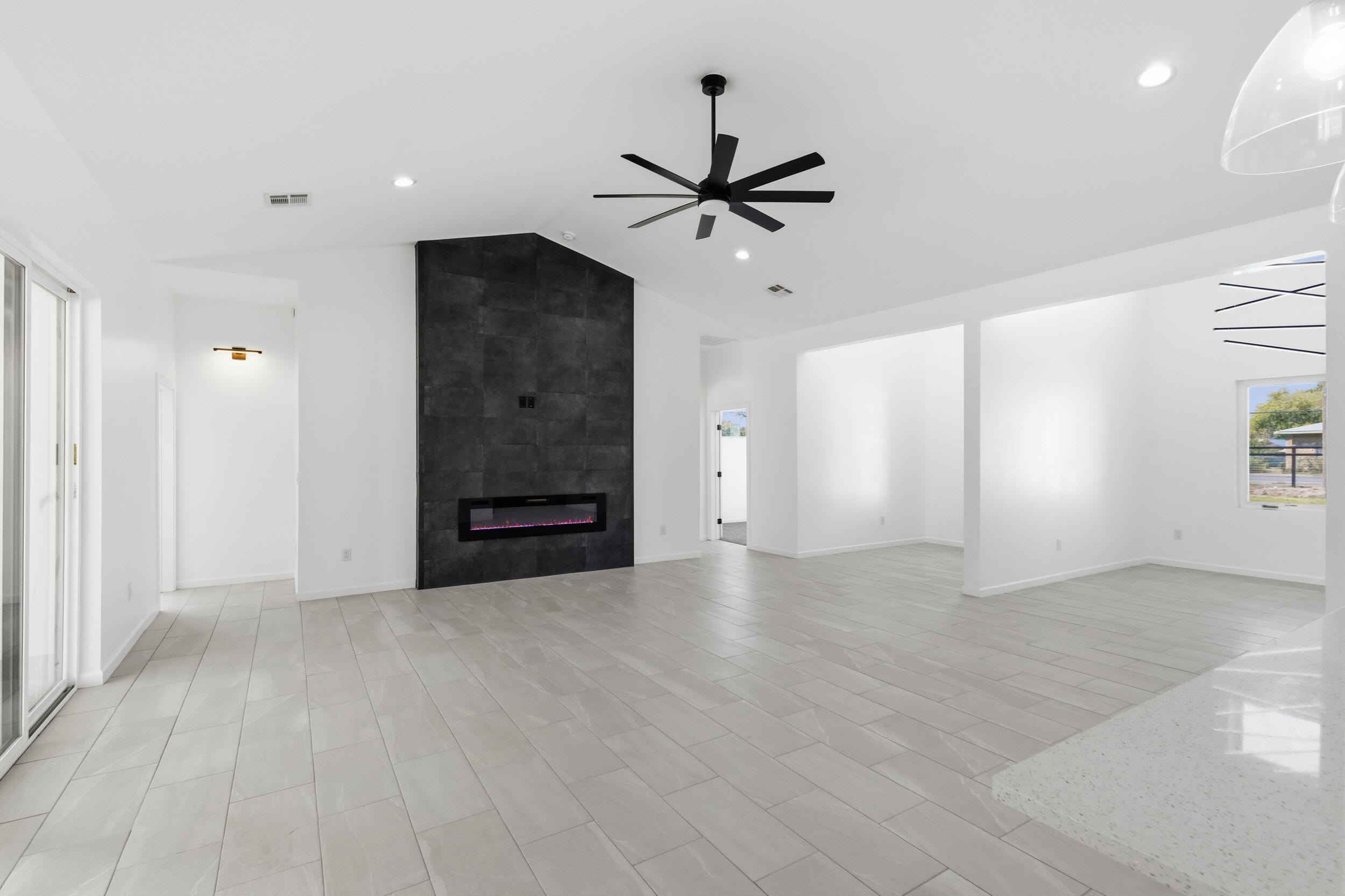 Photo 6 — 6926 Isleta Boulevard SW