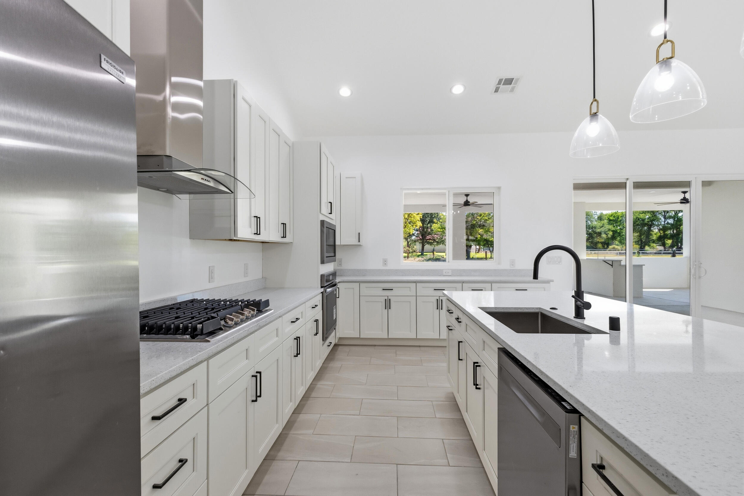 Photo 7 — 6926 Isleta Boulevard SW