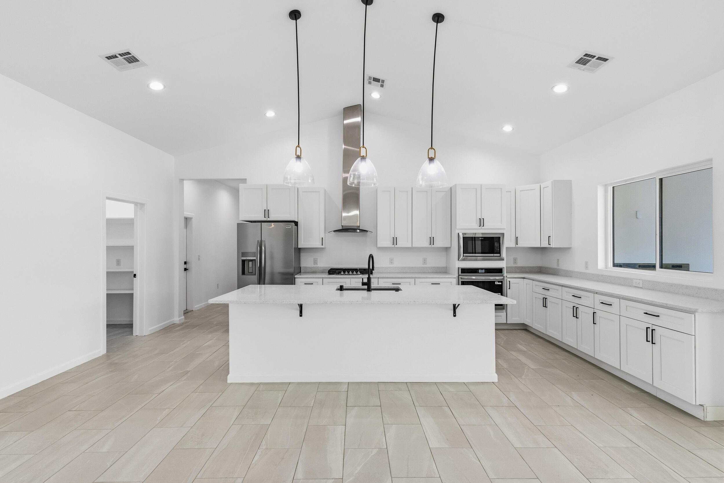 Photo 10 — 6926 Isleta Boulevard SW
