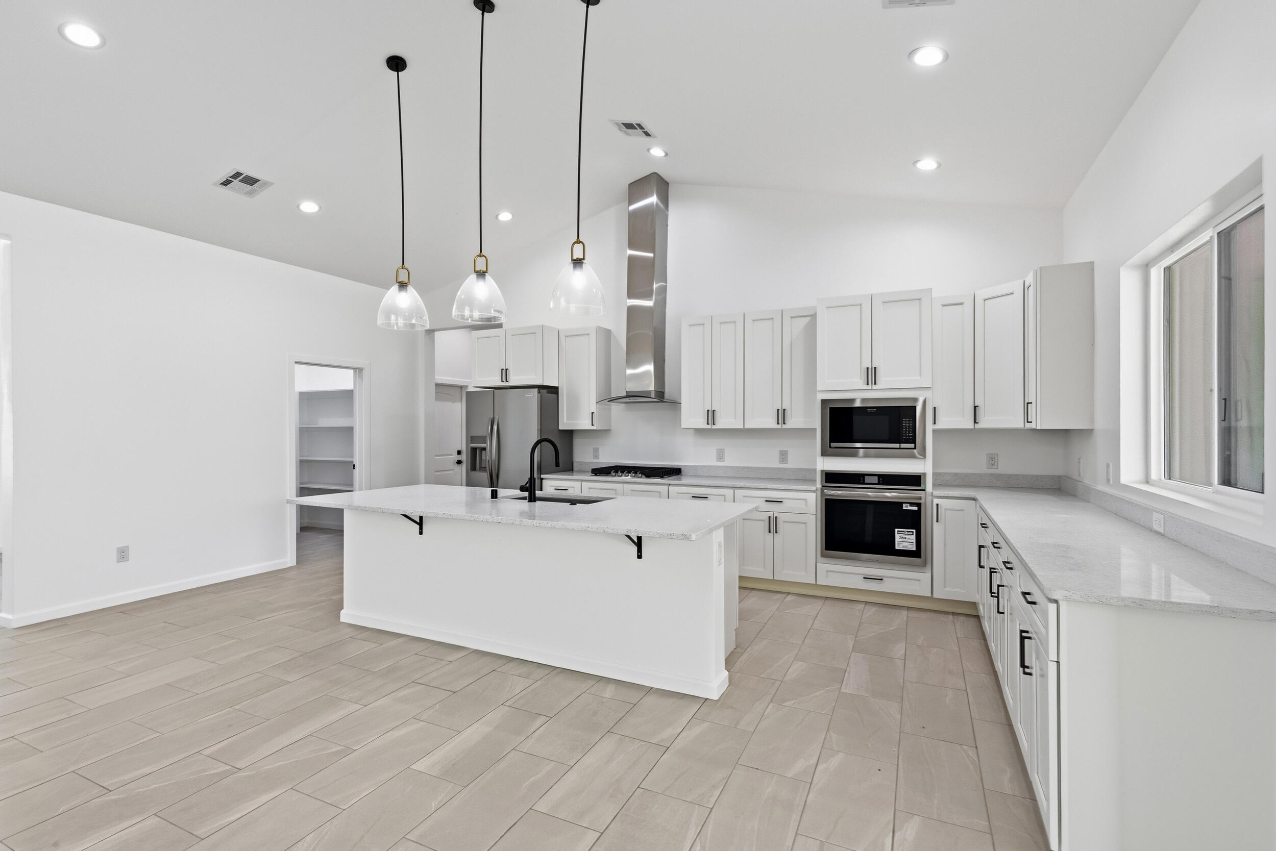Photo 11 — 6926 Isleta Boulevard SW