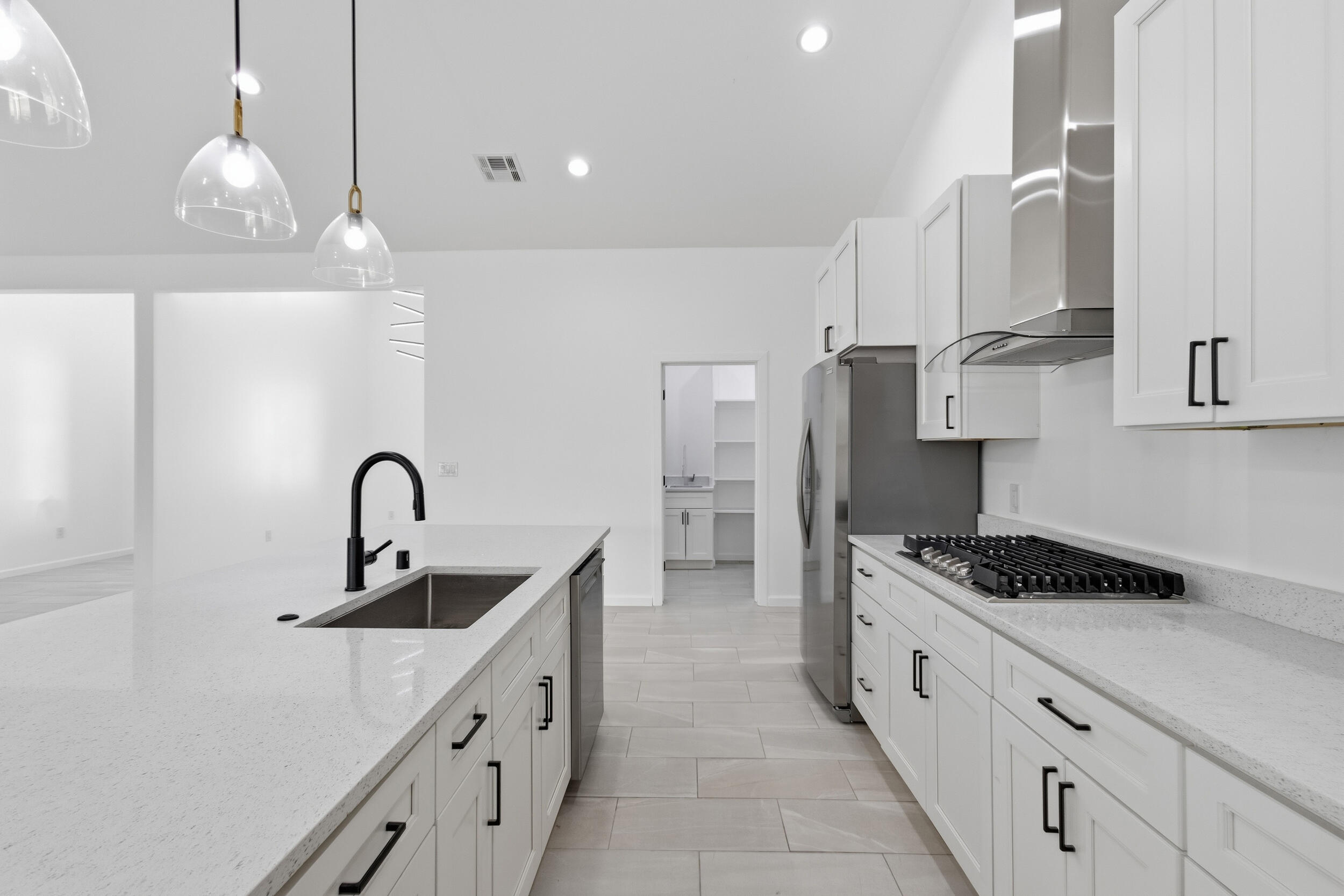 Photo 12 — 6926 Isleta Boulevard SW