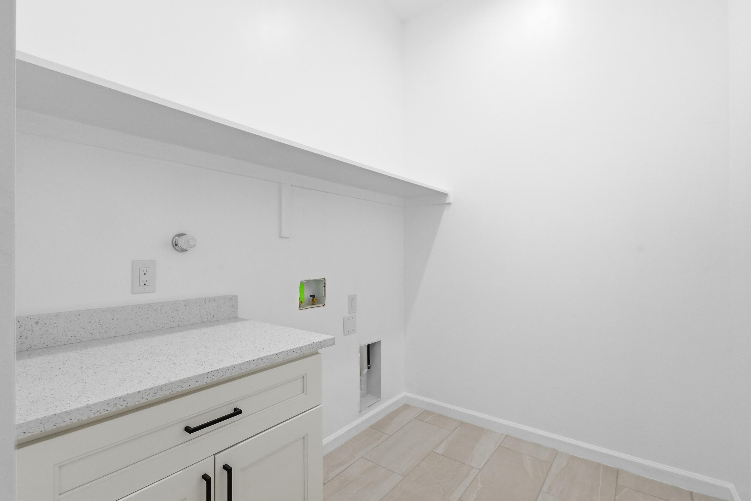 Photo 15 — 6926 Isleta Boulevard SW