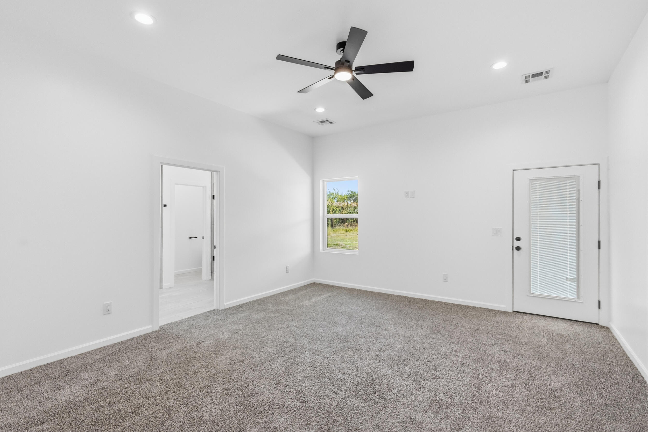 Photo 16 — 6926 Isleta Boulevard SW