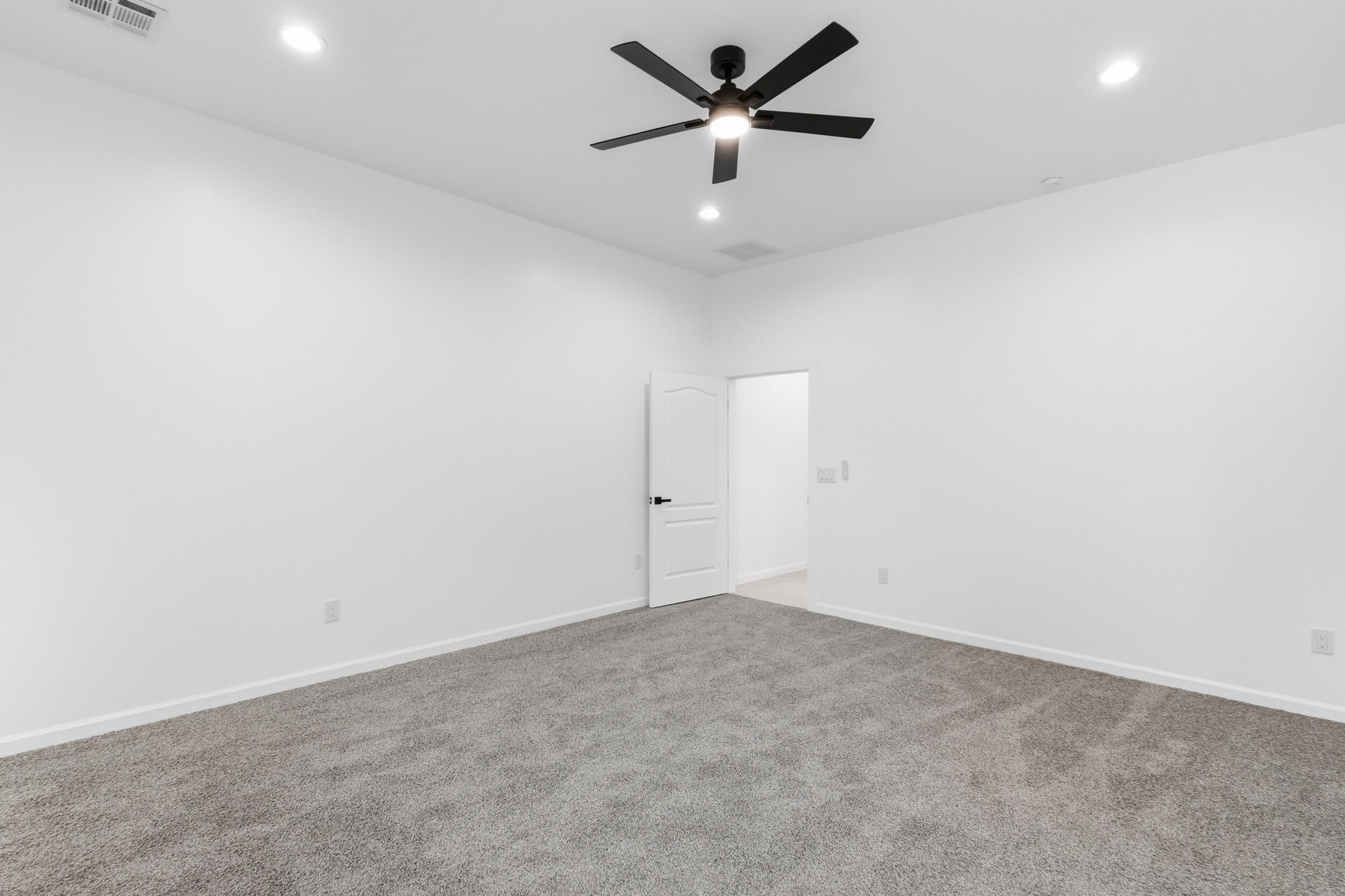 Photo 17 — 6926 Isleta Boulevard SW