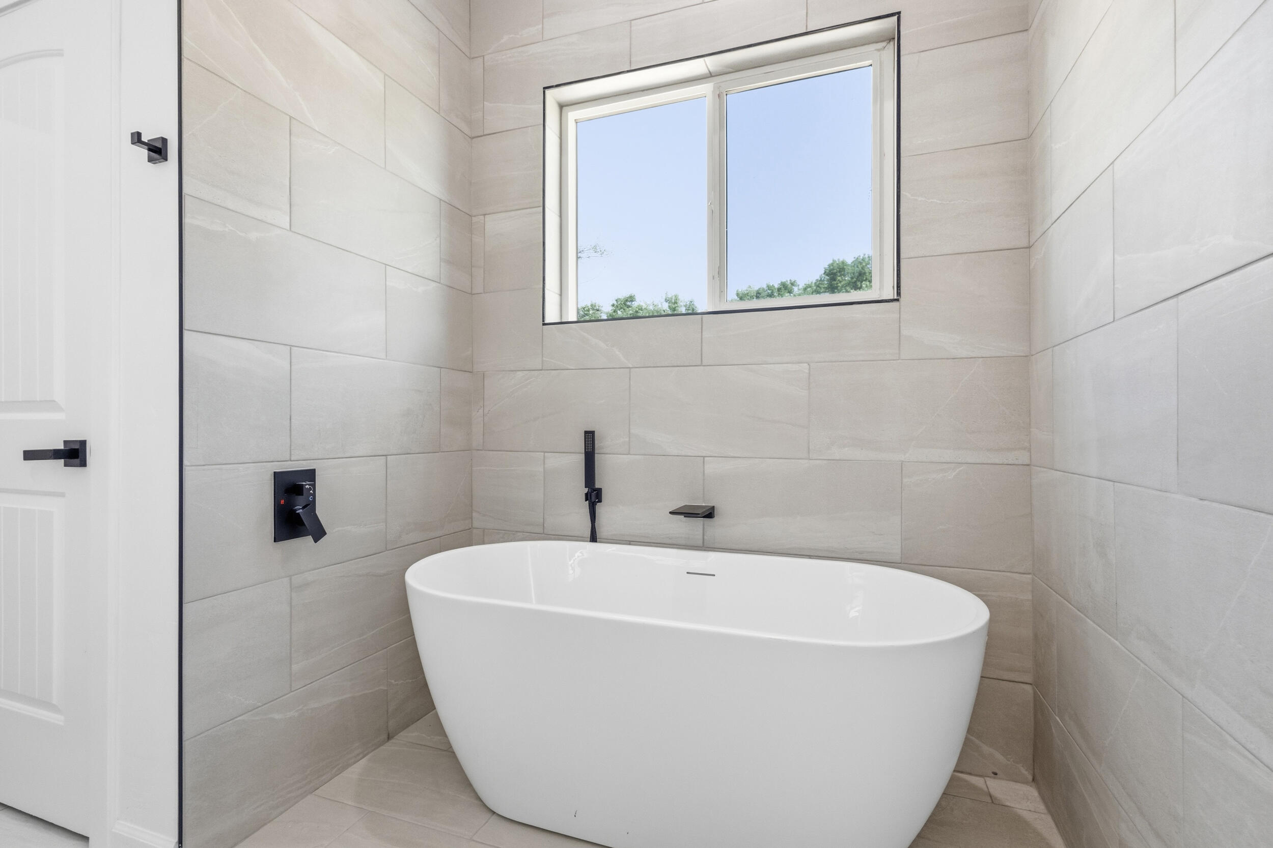 Photo 18 — 6926 Isleta Boulevard SW