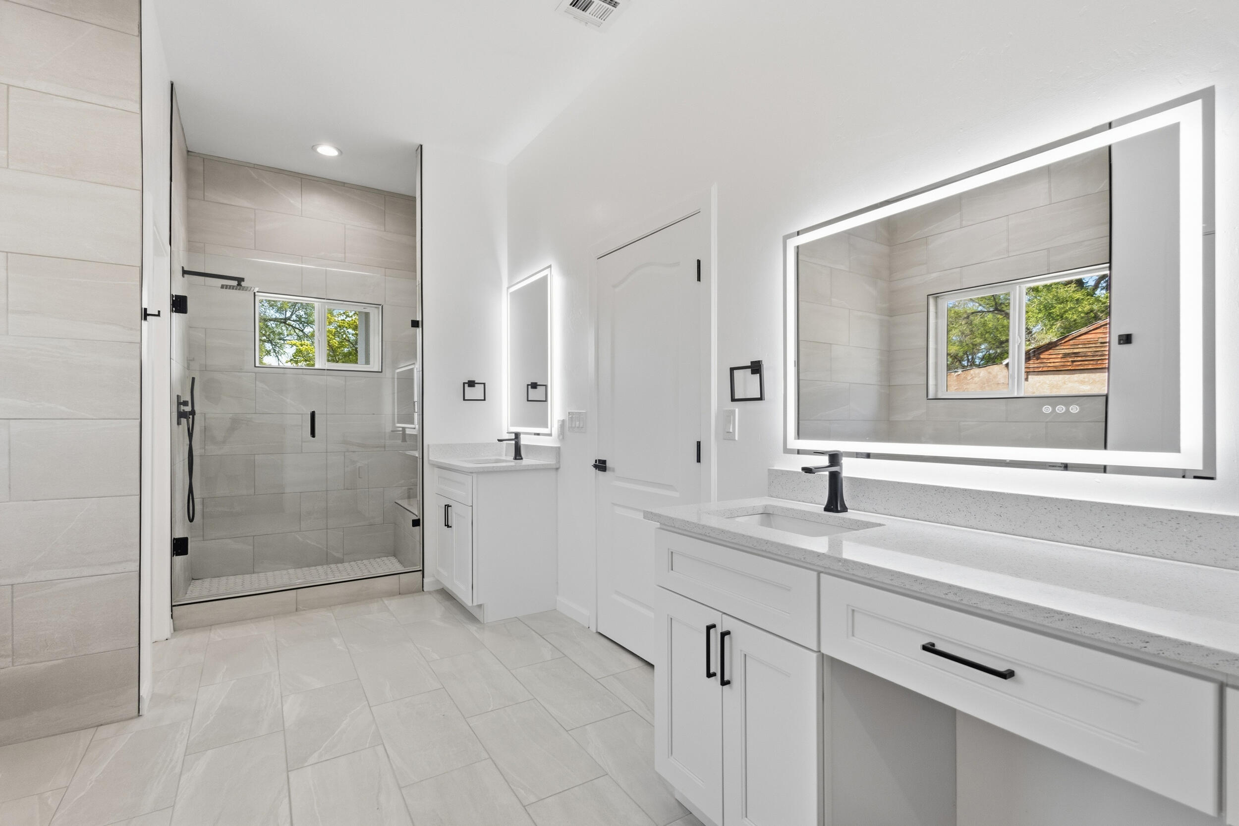 Photo 19 — 6926 Isleta Boulevard SW