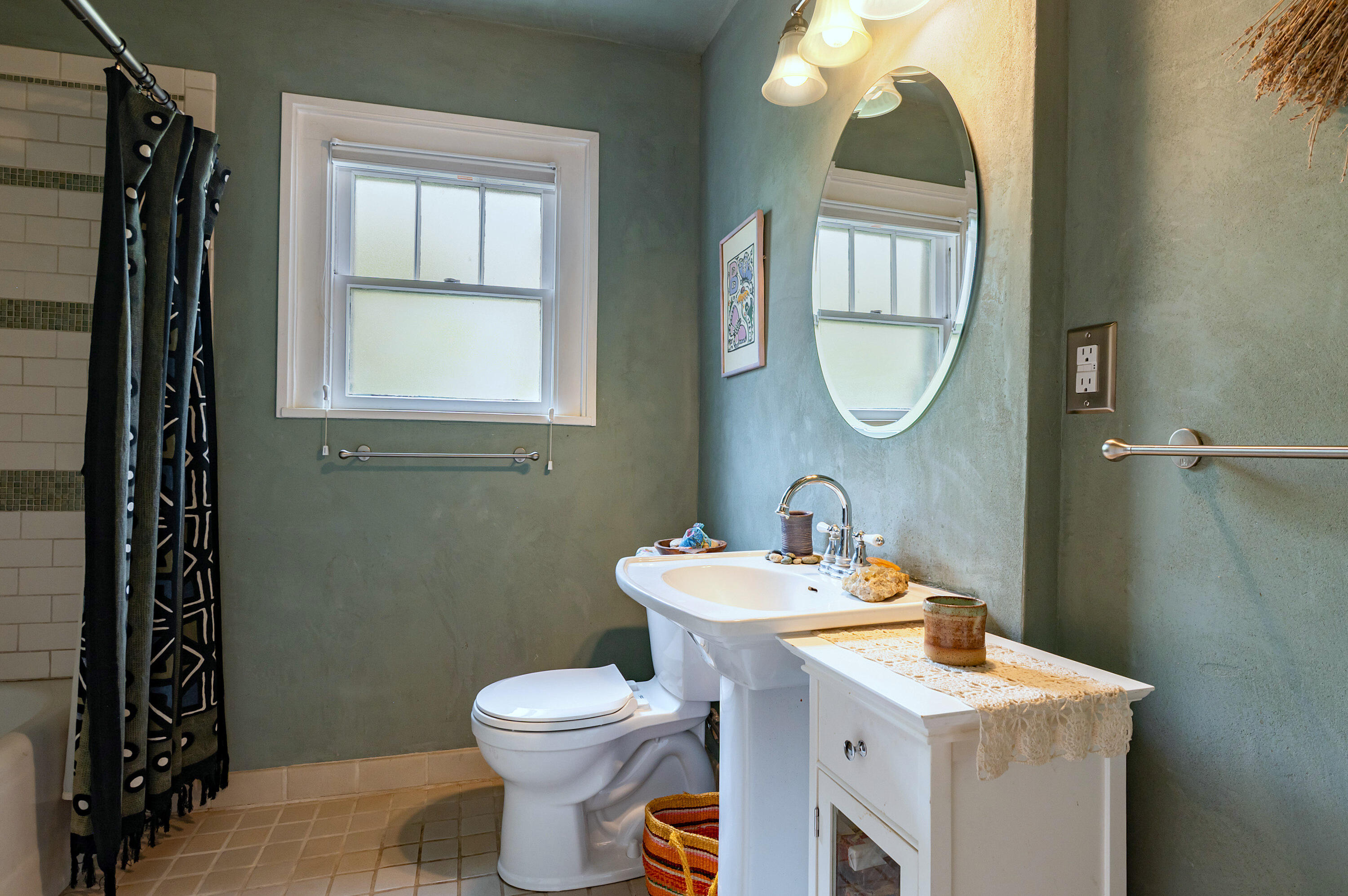 Photo 10 — 415 Amherst Drive NE