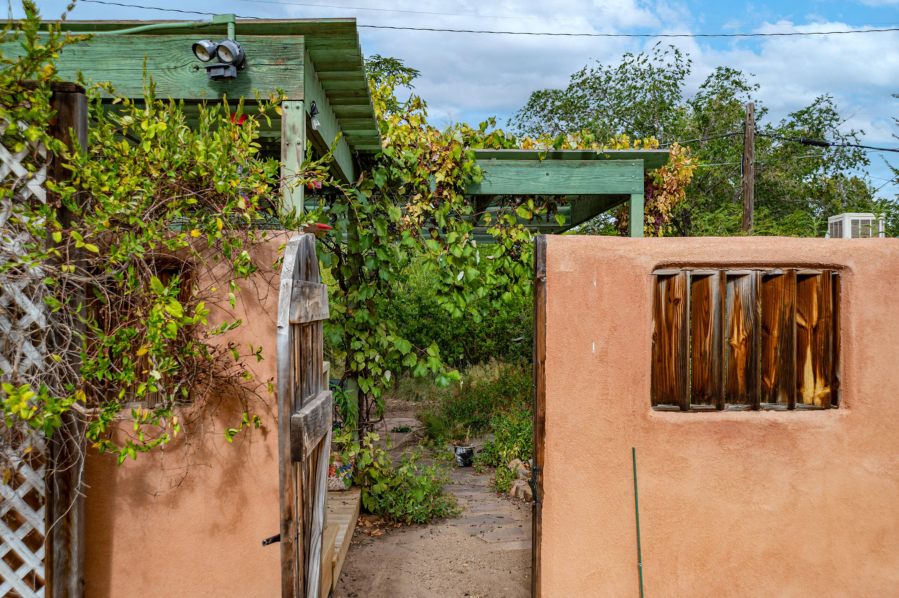 Photo 9 — 415 Amherst Drive NE