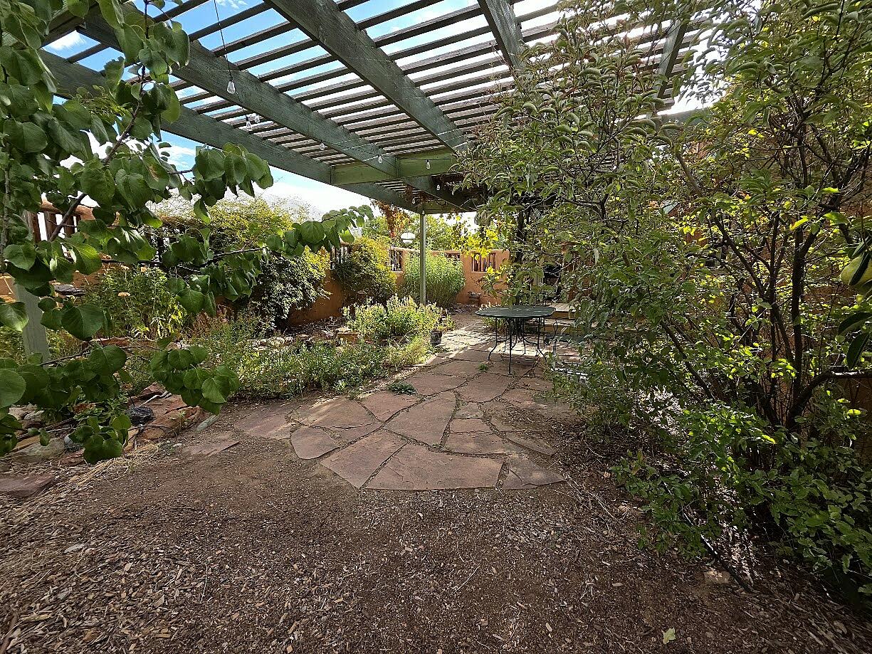 Photo 5 — 415 Amherst Drive NE
