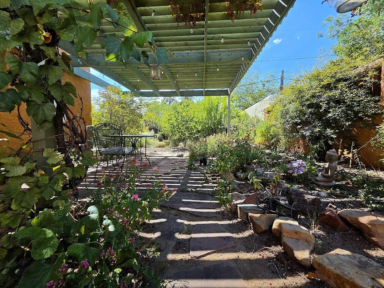 Photo 2 — 415 Amherst Drive NE