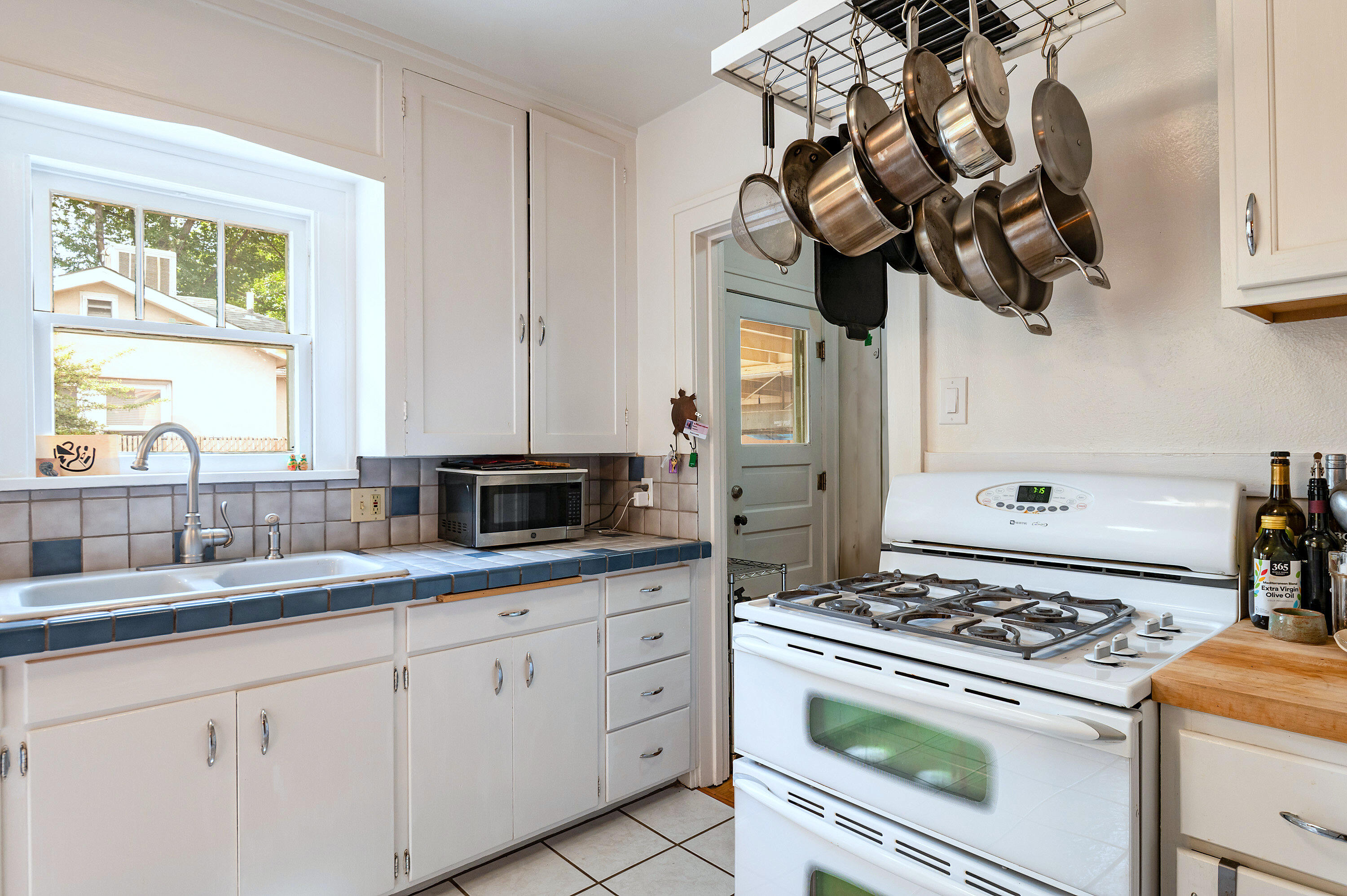 Photo 17 — 415 Amherst Drive NE