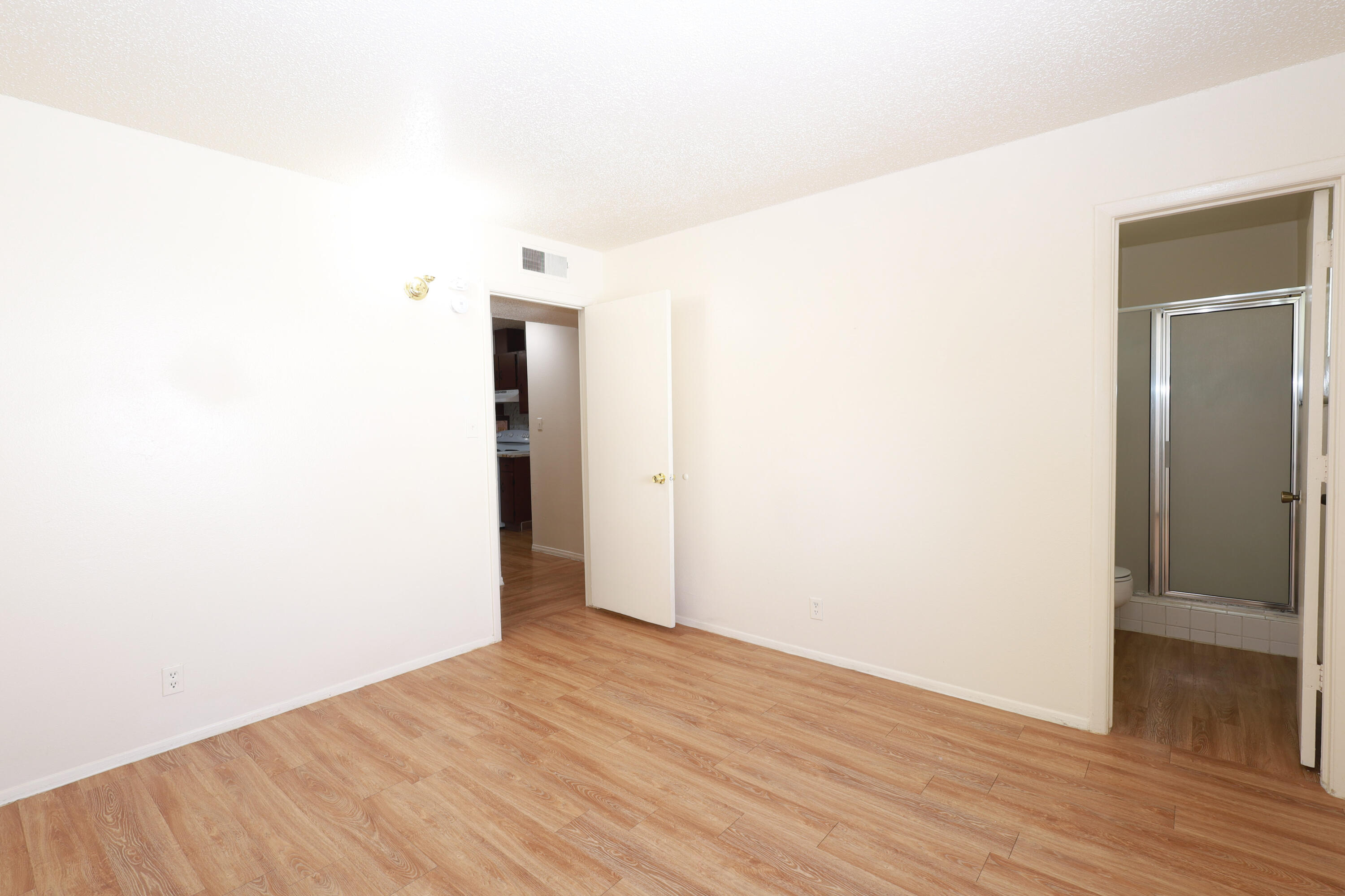 Photo 4 — 620 Mountain View Avenue NE
