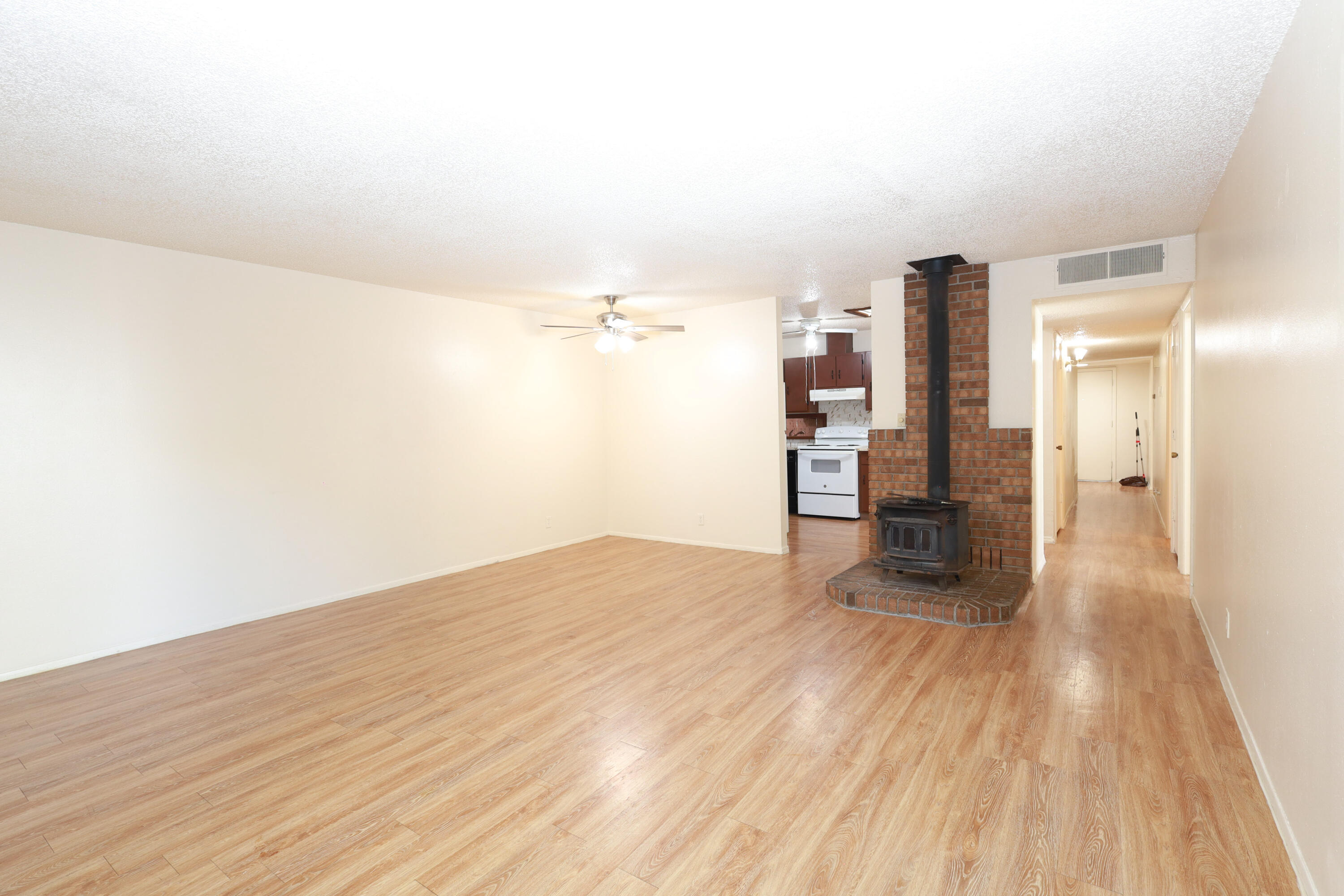 Photo 8 — 620 Mountain View Avenue NE