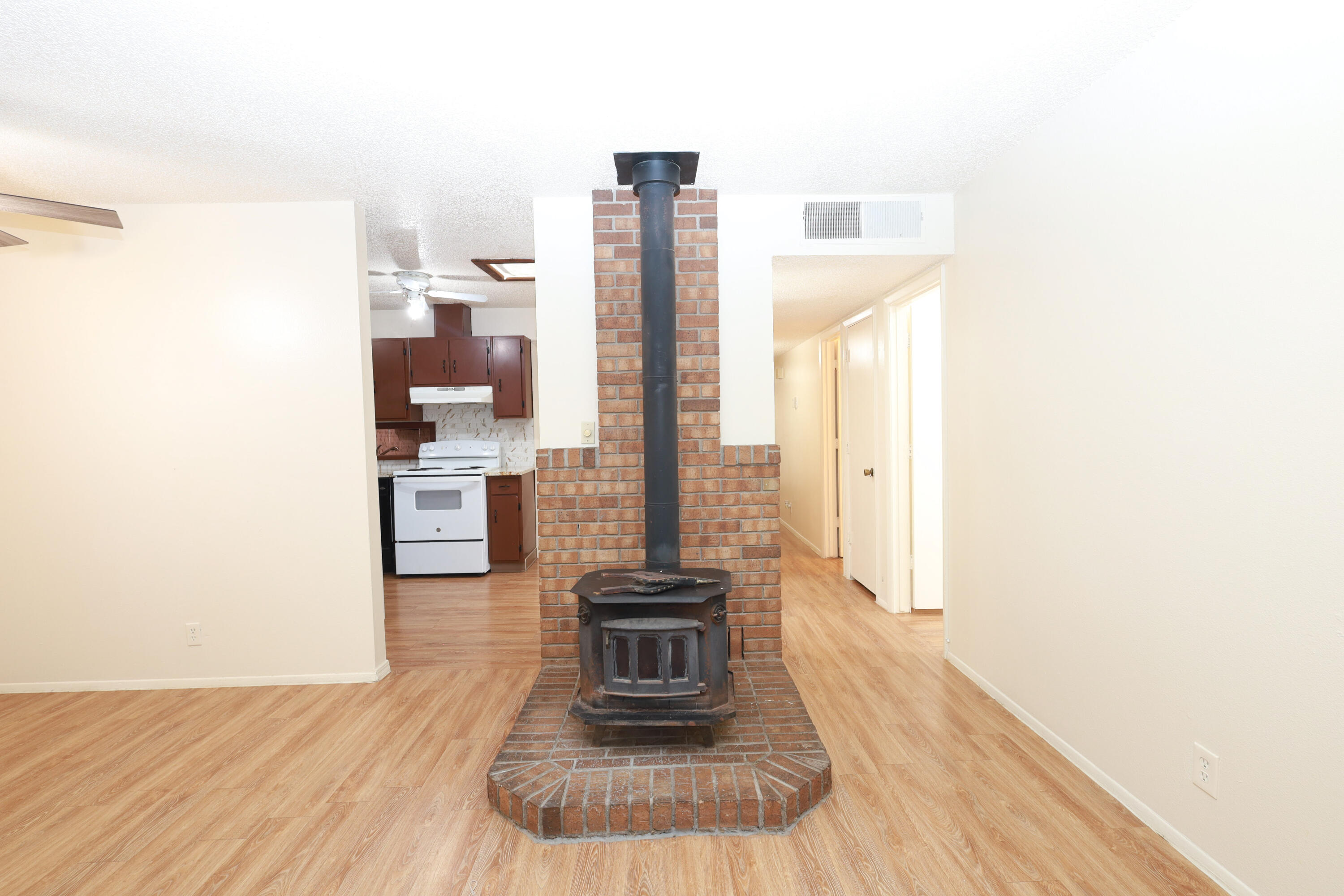 Photo 9 — 620 Mountain View Avenue NE