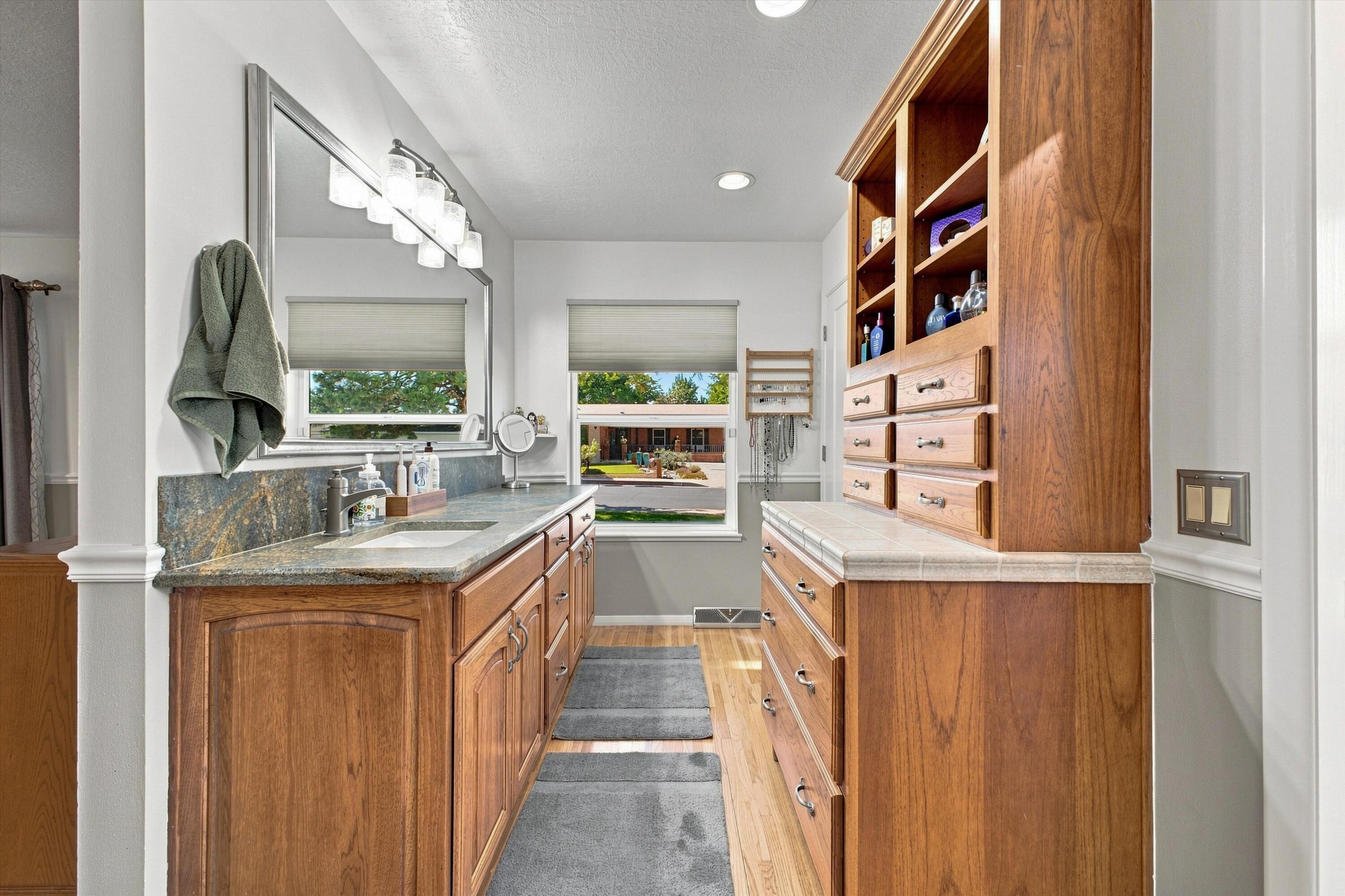 Photo 19 — 6605 Arroyo Del Oso Avenue NE