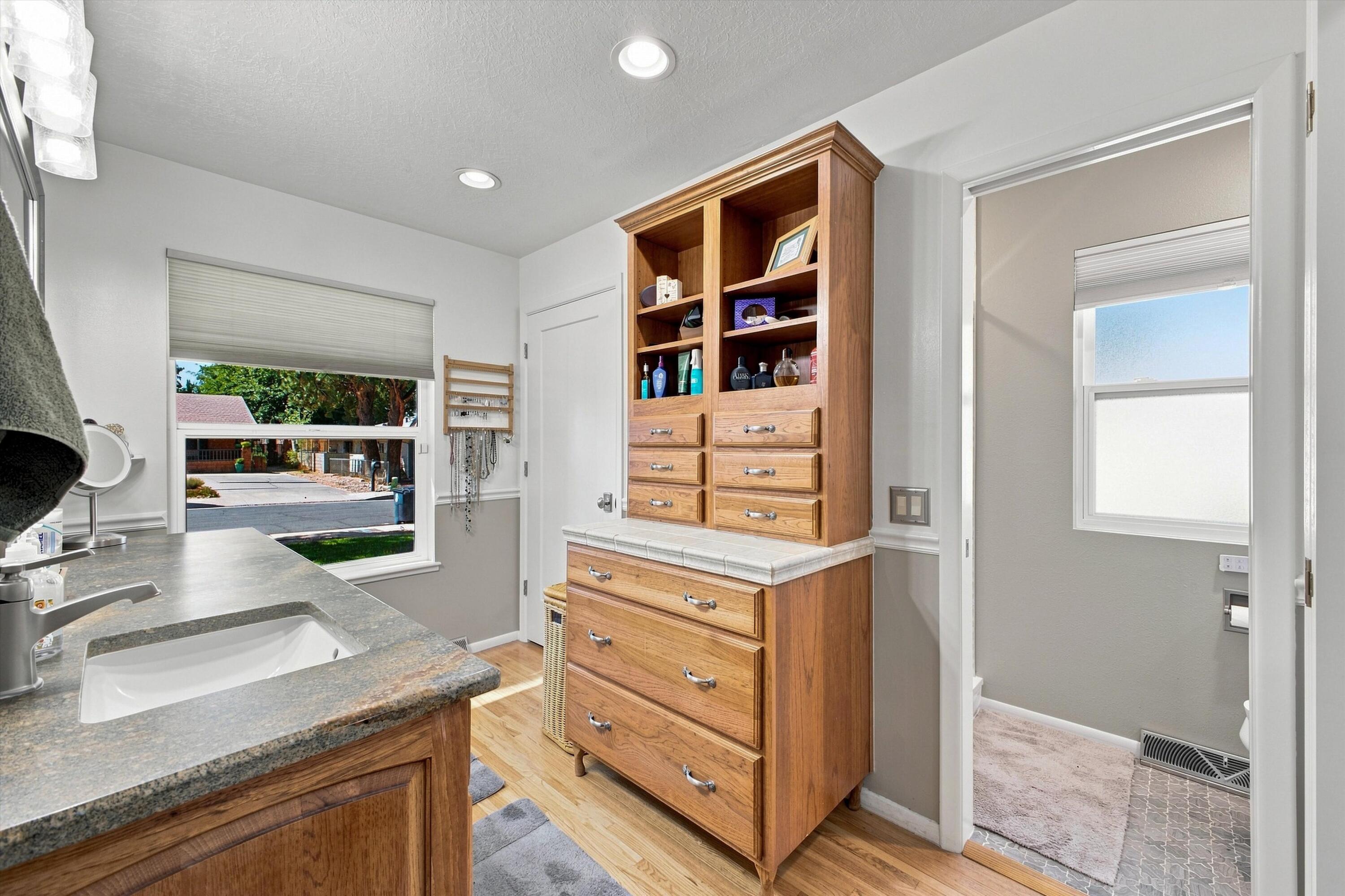 Photo 18 — 6605 Arroyo Del Oso Avenue NE
