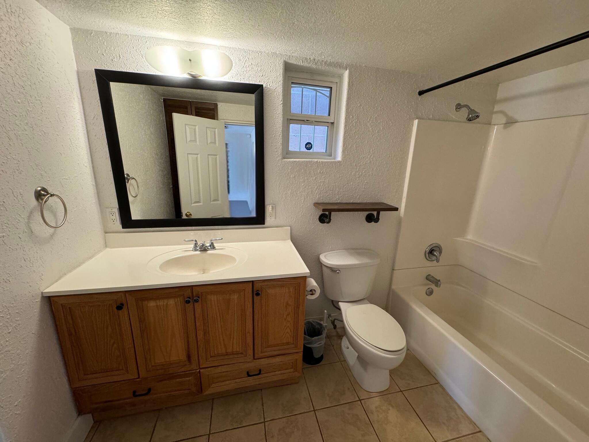 Photo 10 — 1525 Edith Boulevard NE