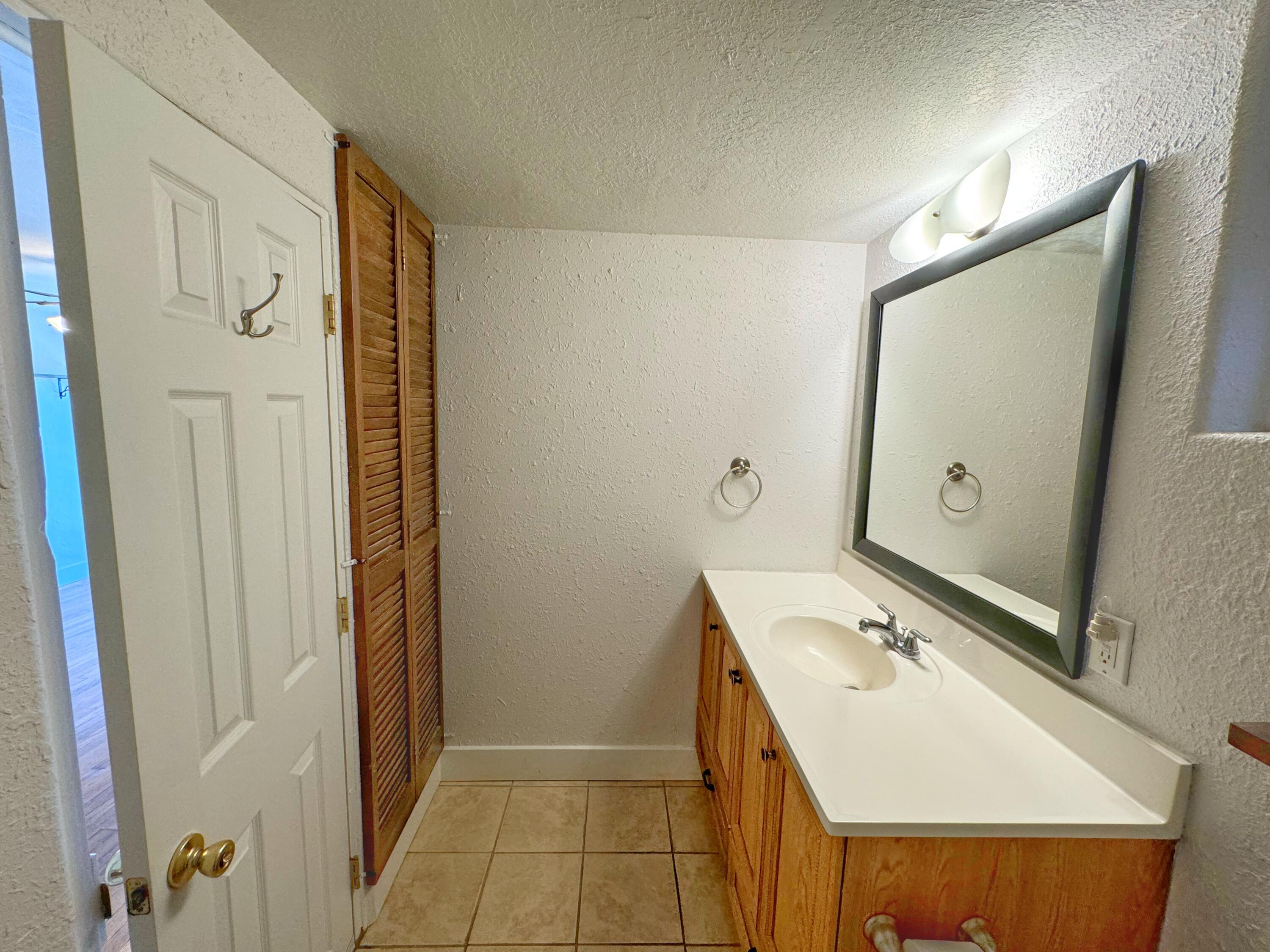 Photo 8 — 1525 Edith Boulevard NE