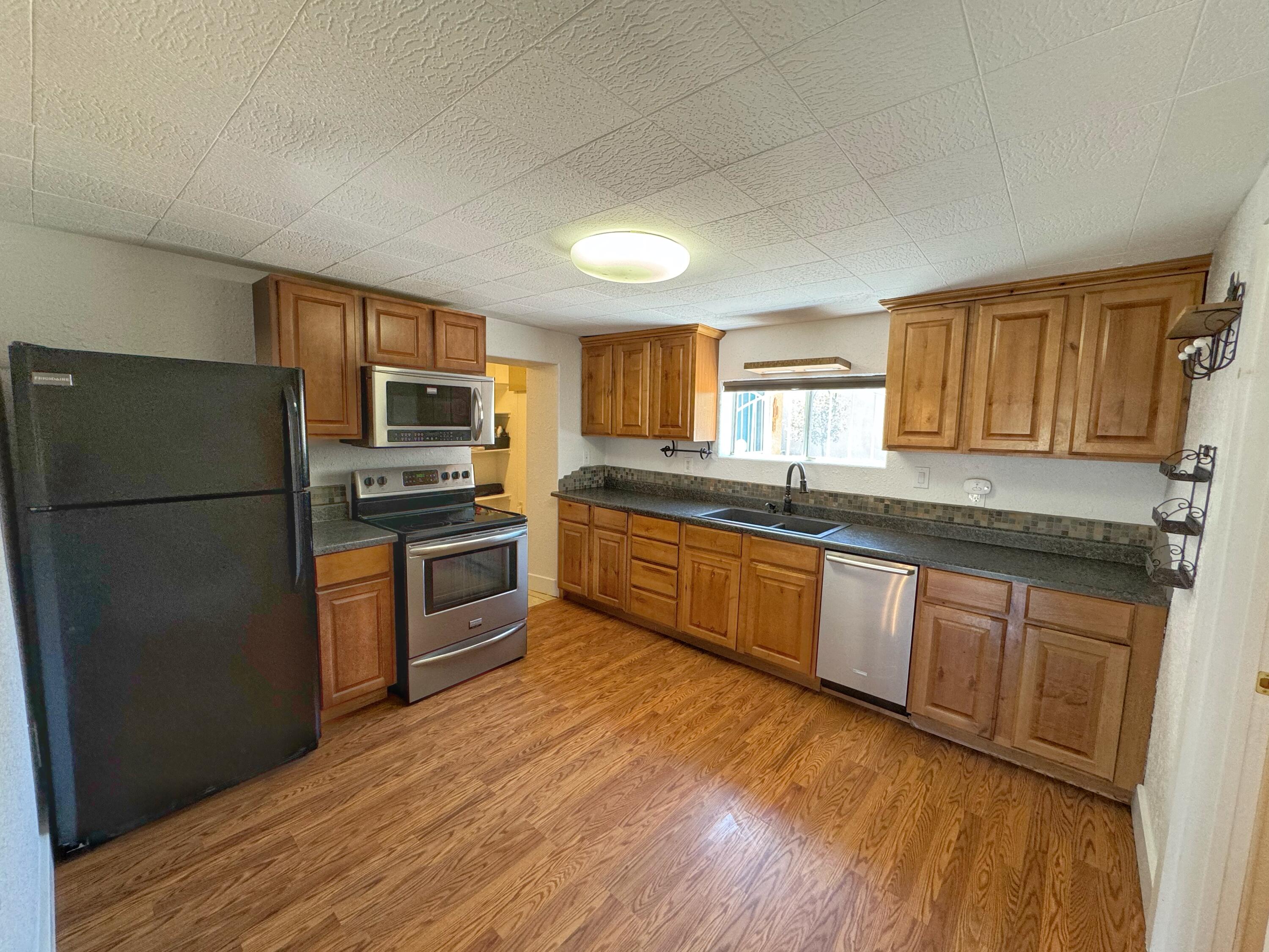 Photo 16 — 1525 Edith Boulevard NE