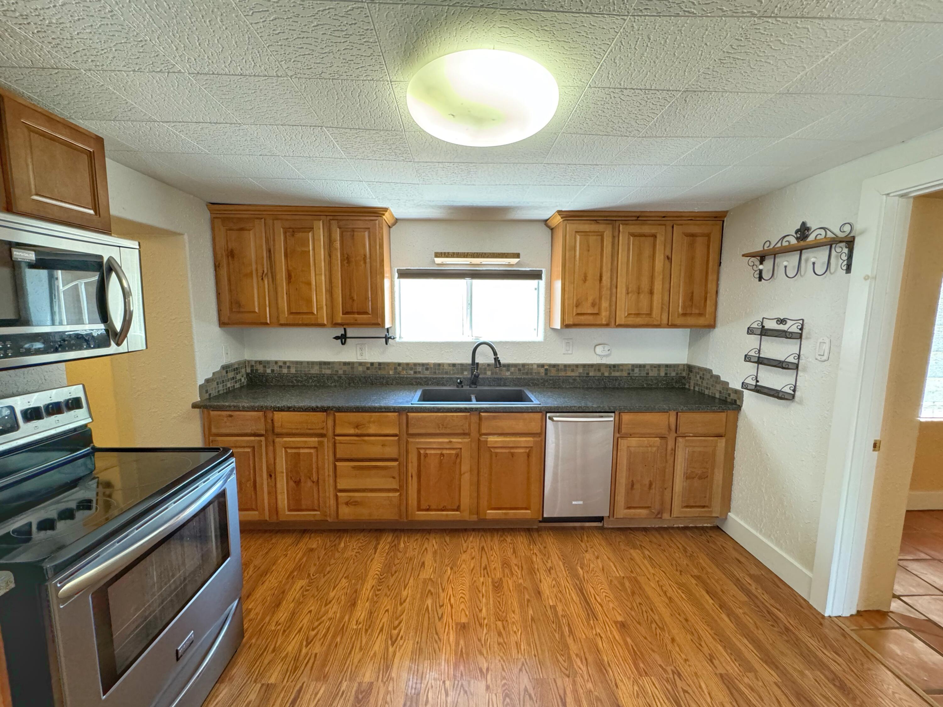 Photo 15 — 1525 Edith Boulevard NE