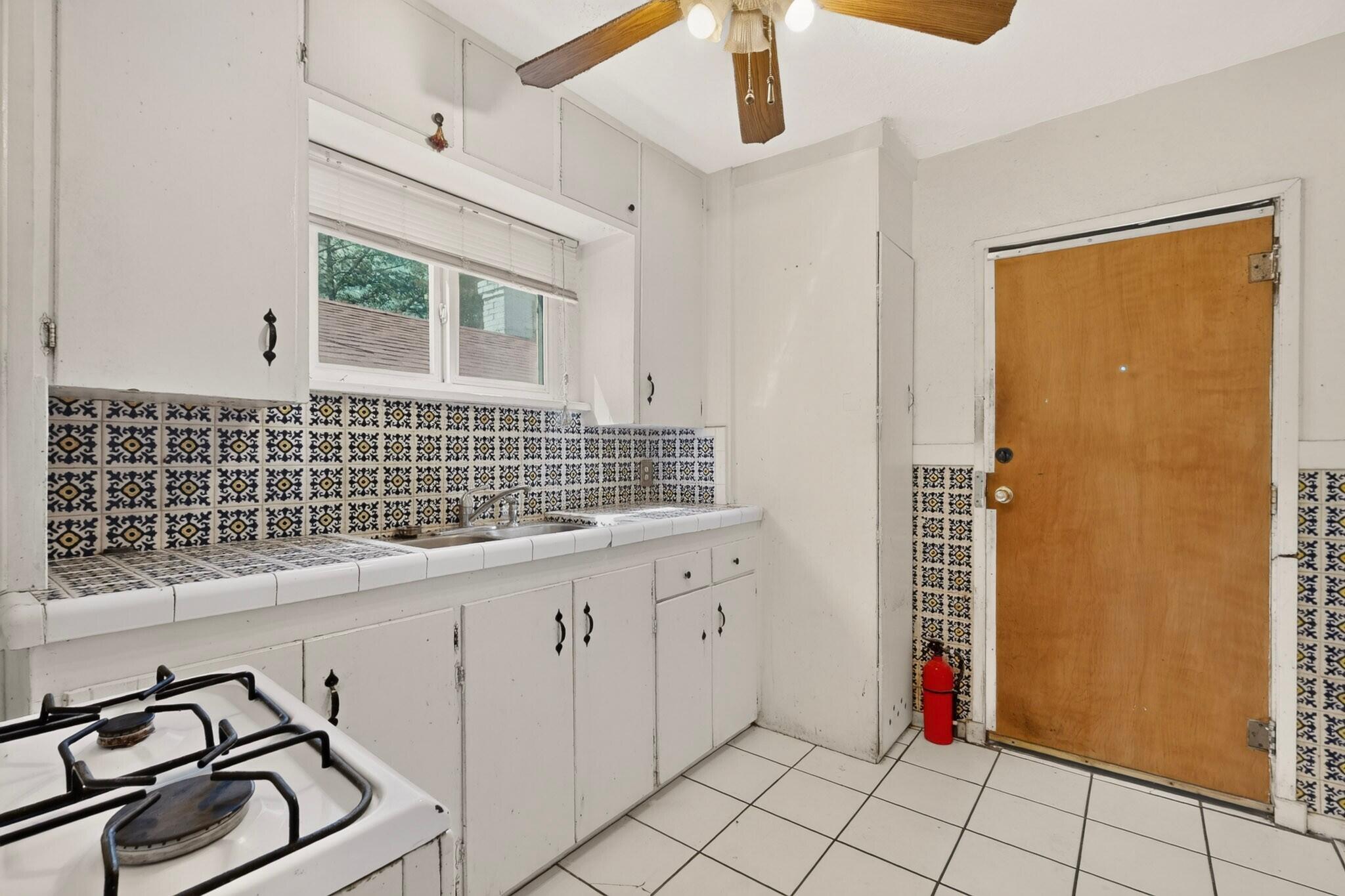 Photo 10 — 816 6th Street NW