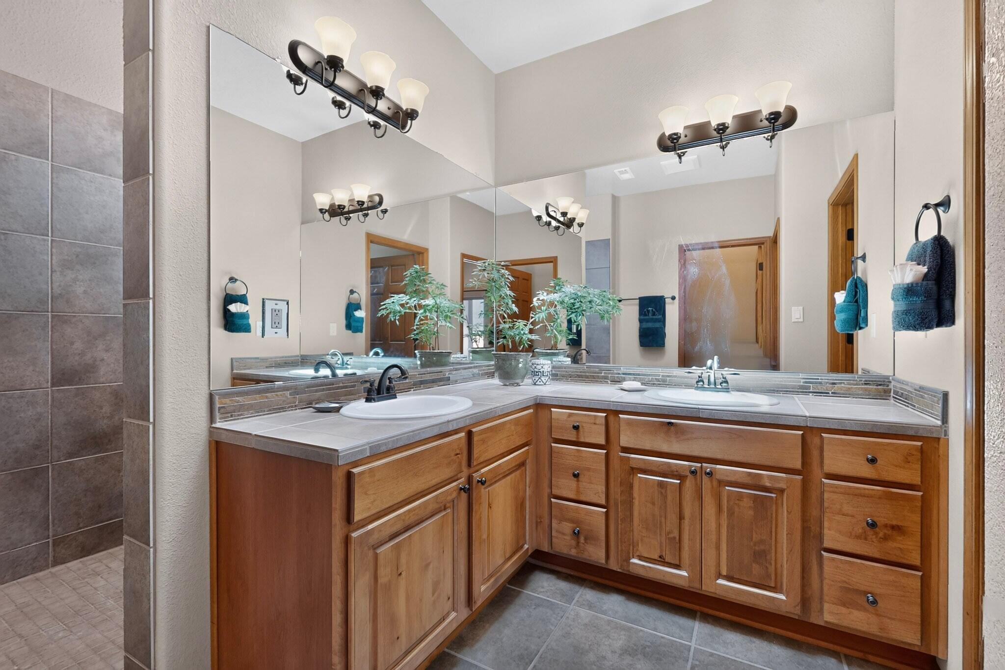 Photo 2 — 400 Holt Court NE