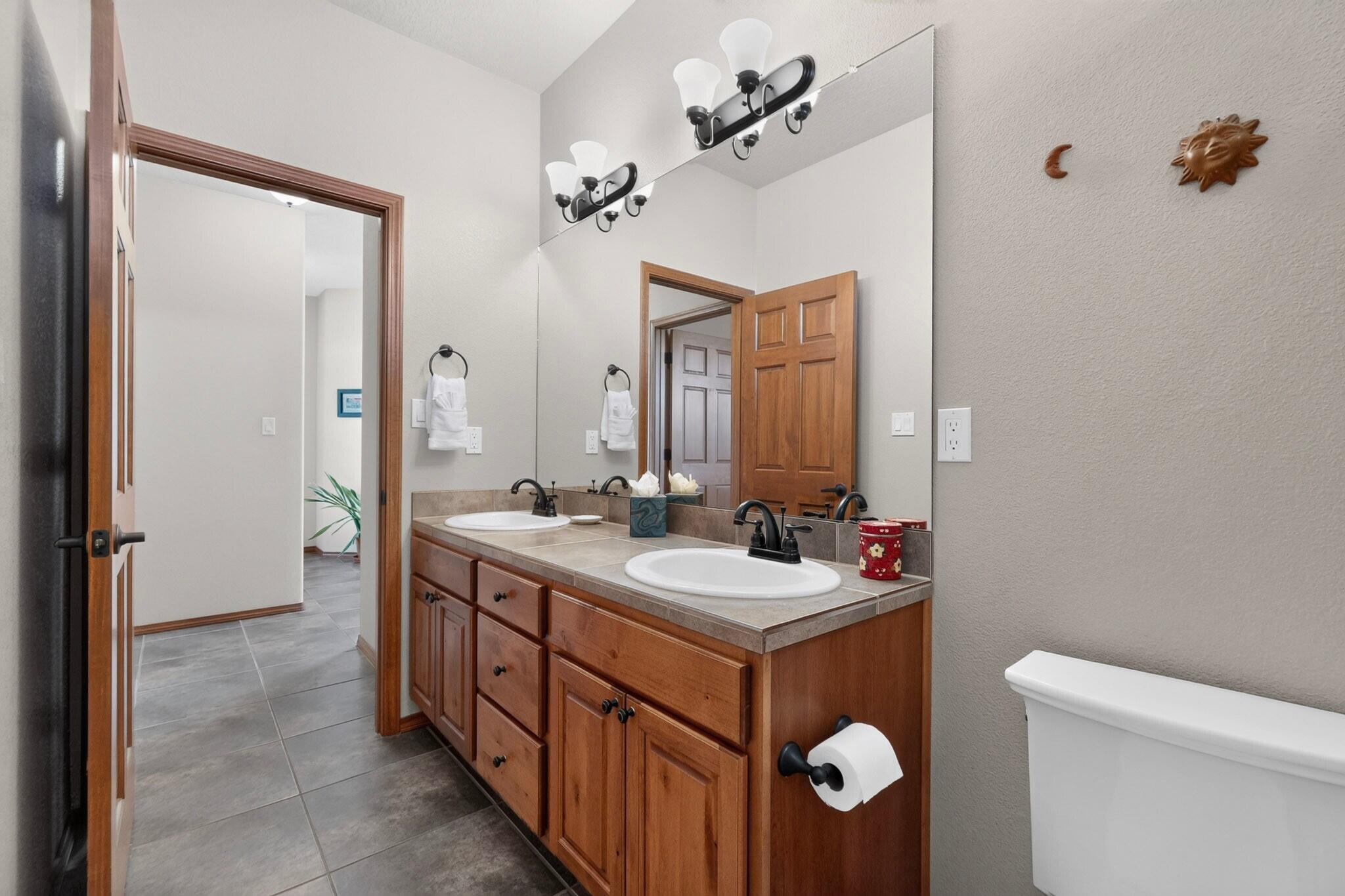 Photo 9 — 400 Holt Court NE