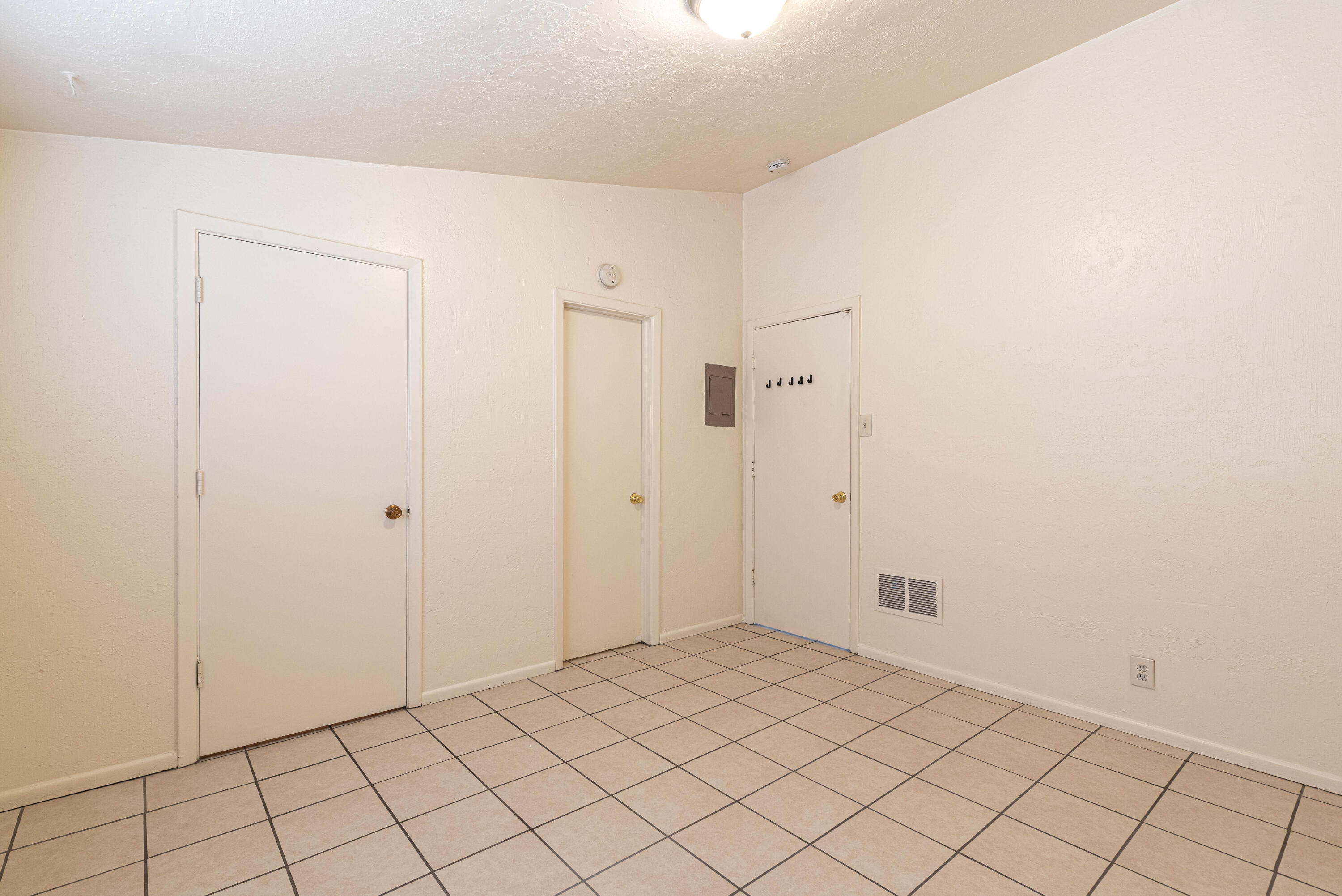 Photo 7 — 206 Princeton Drive SE 5