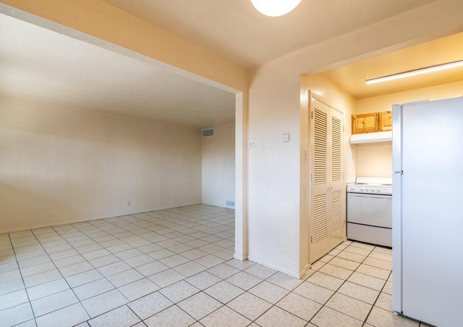 Photo 12 — 206 Princeton Drive SE 5