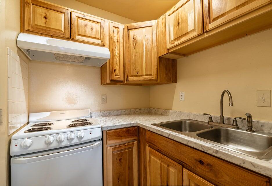 Photo 14 — 206 Princeton Drive SE 5