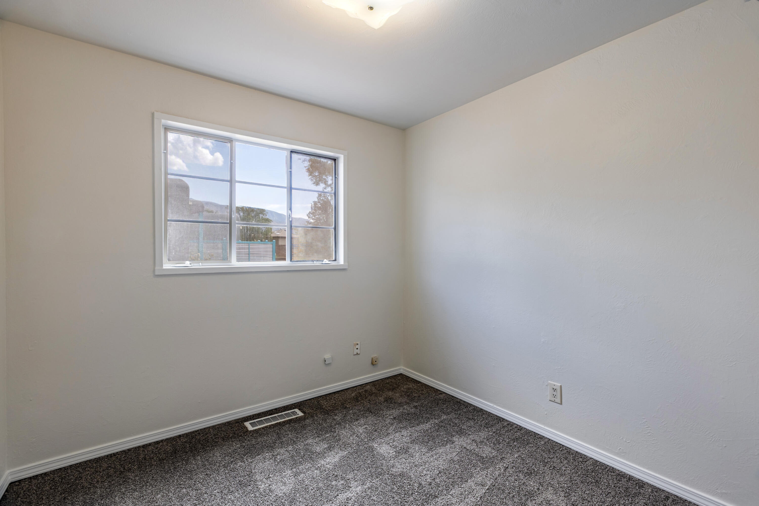 Photo 14 — 9405 Parsifal Place NE