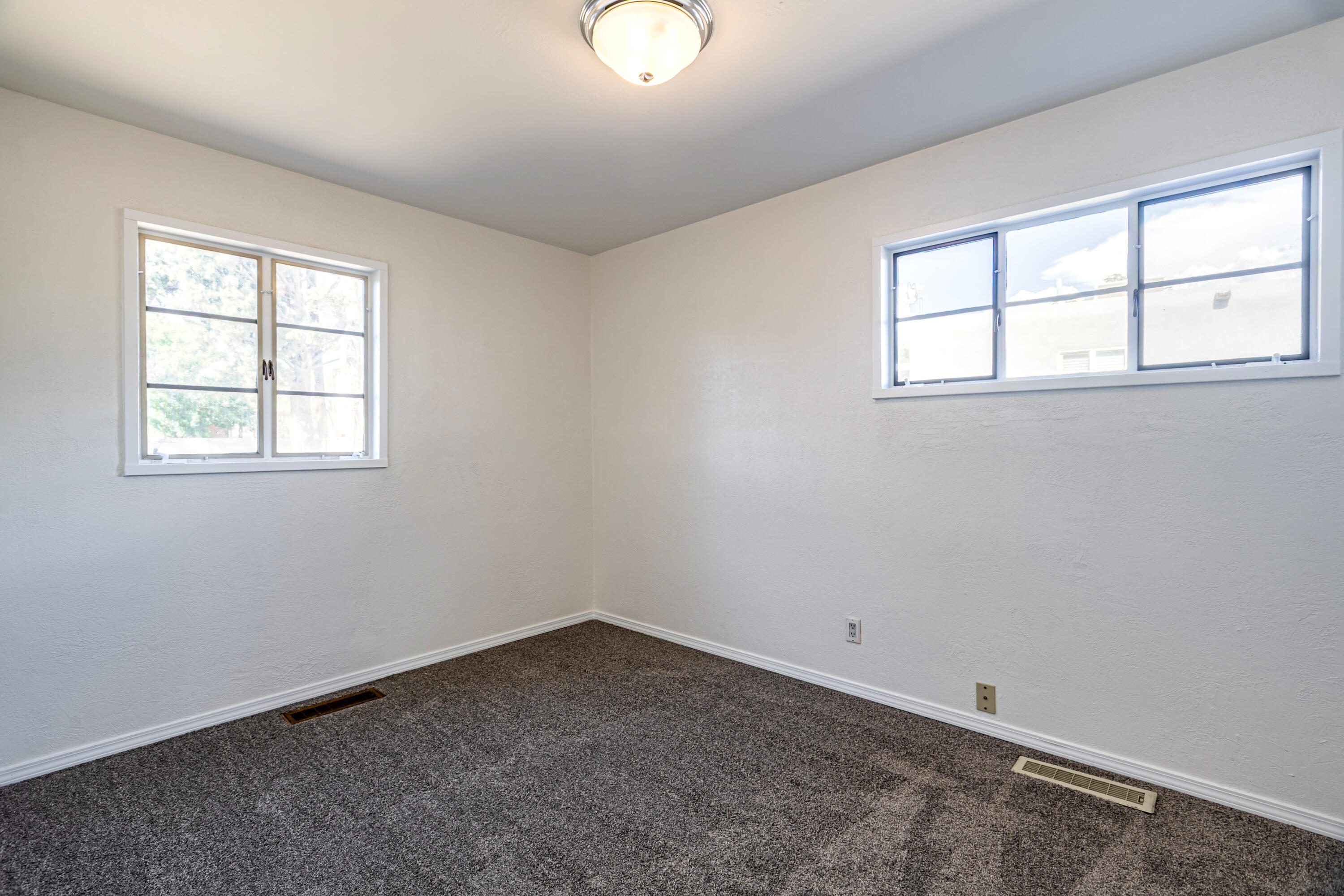 Photo 17 — 9405 Parsifal Place NE