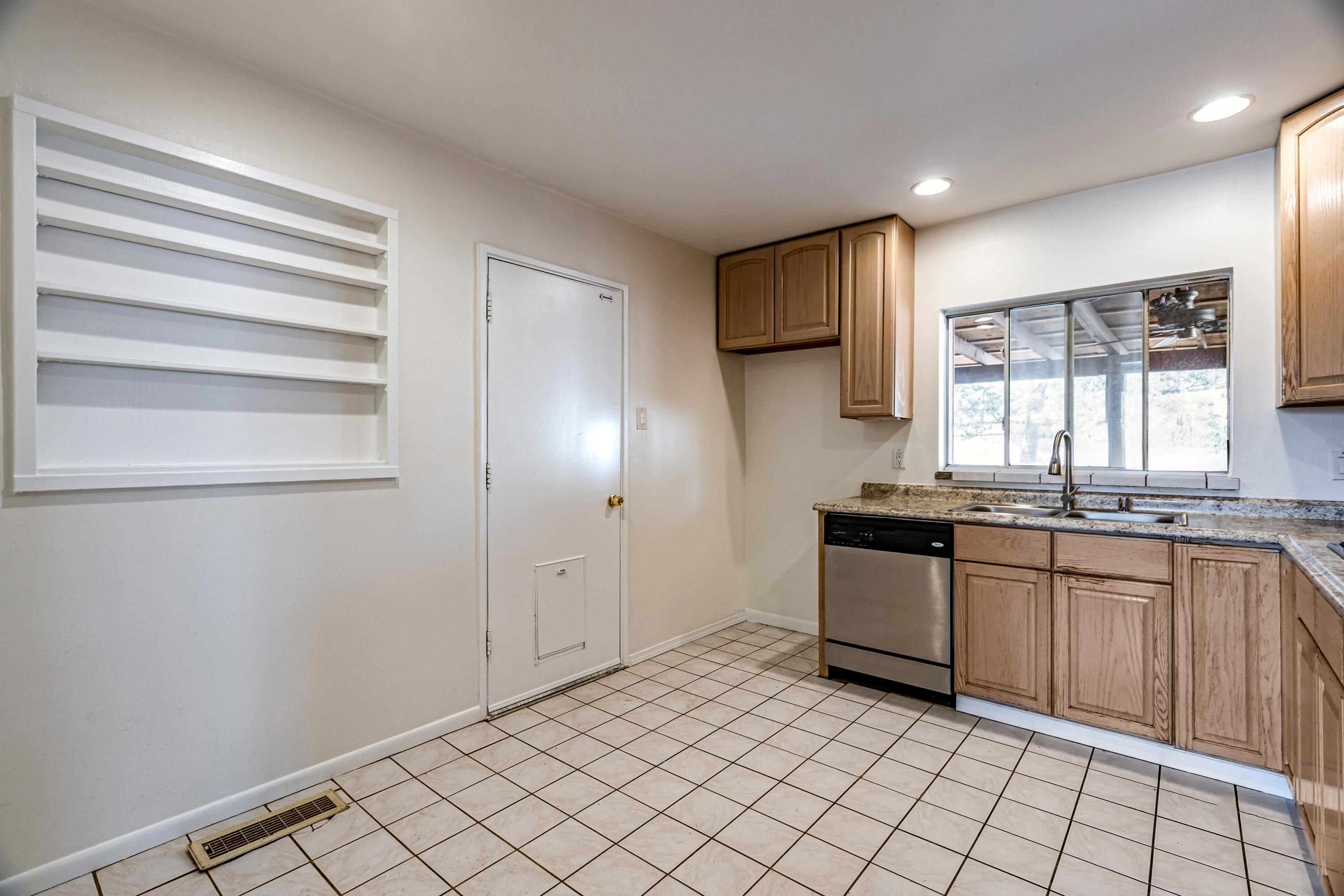Photo 8 — 9405 Parsifal Place NE
