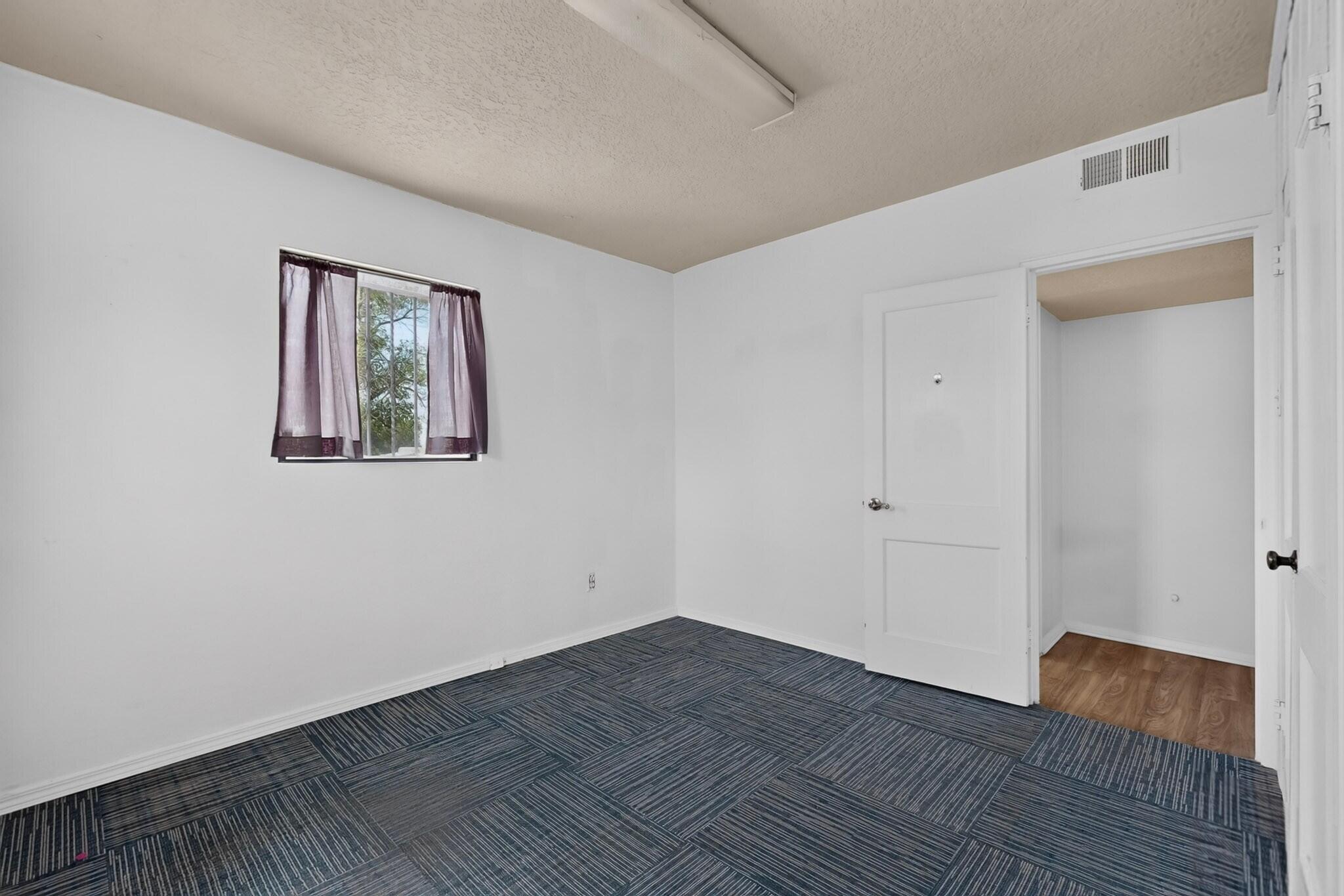 Photo 13 — 2907 San Mateo Boulevard NE