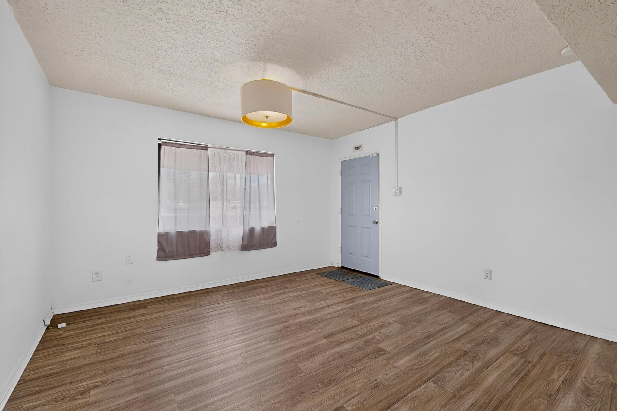 Photo 7 — 2907 San Mateo Boulevard NE