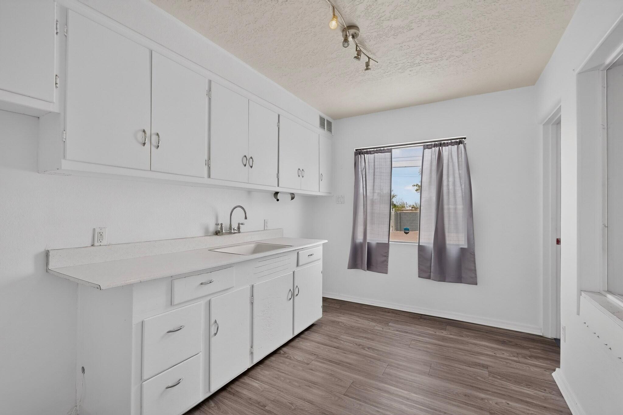 Photo 9 — 2907 San Mateo Boulevard NE