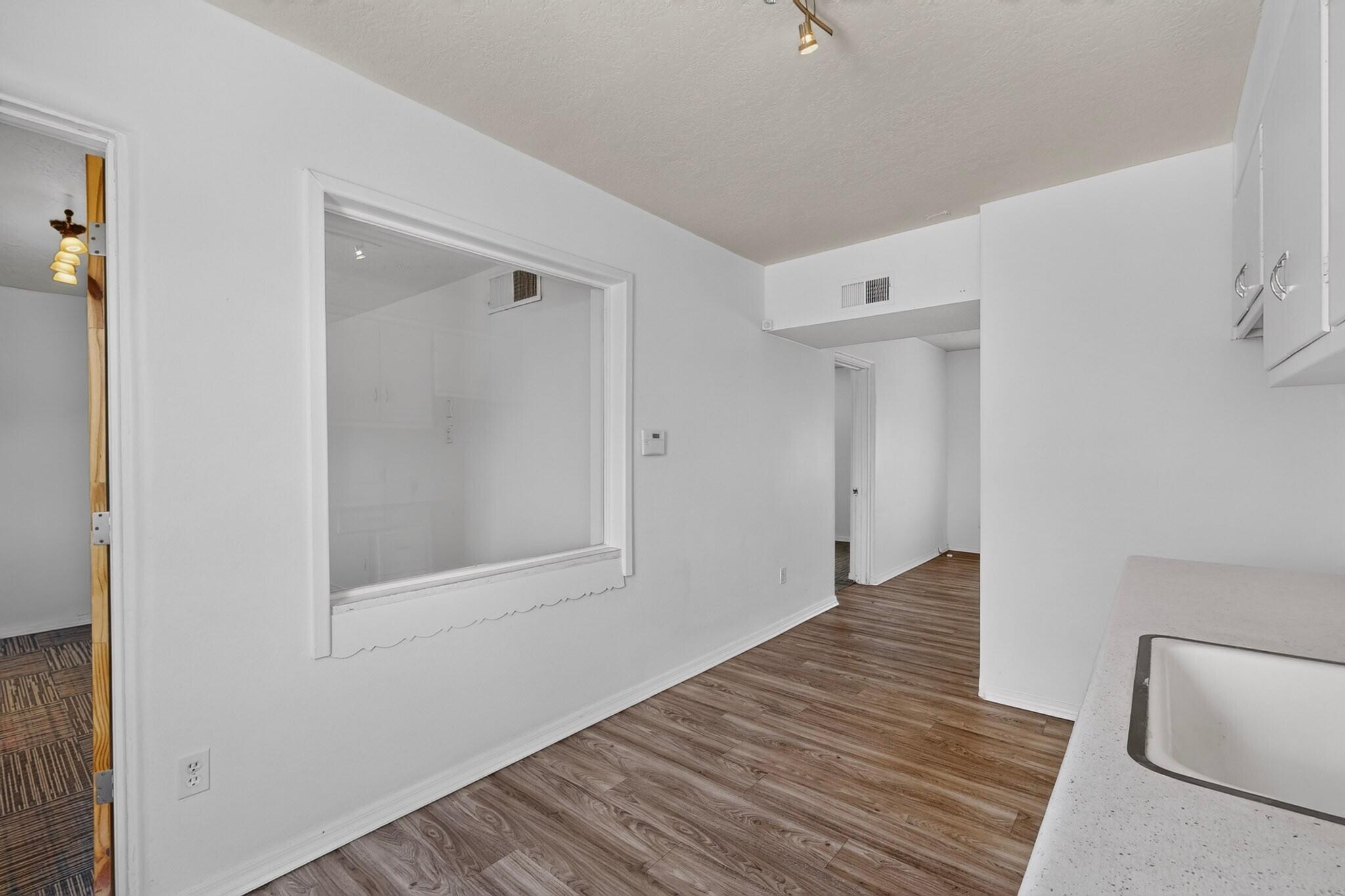 Photo 10 — 2907 San Mateo Boulevard NE
