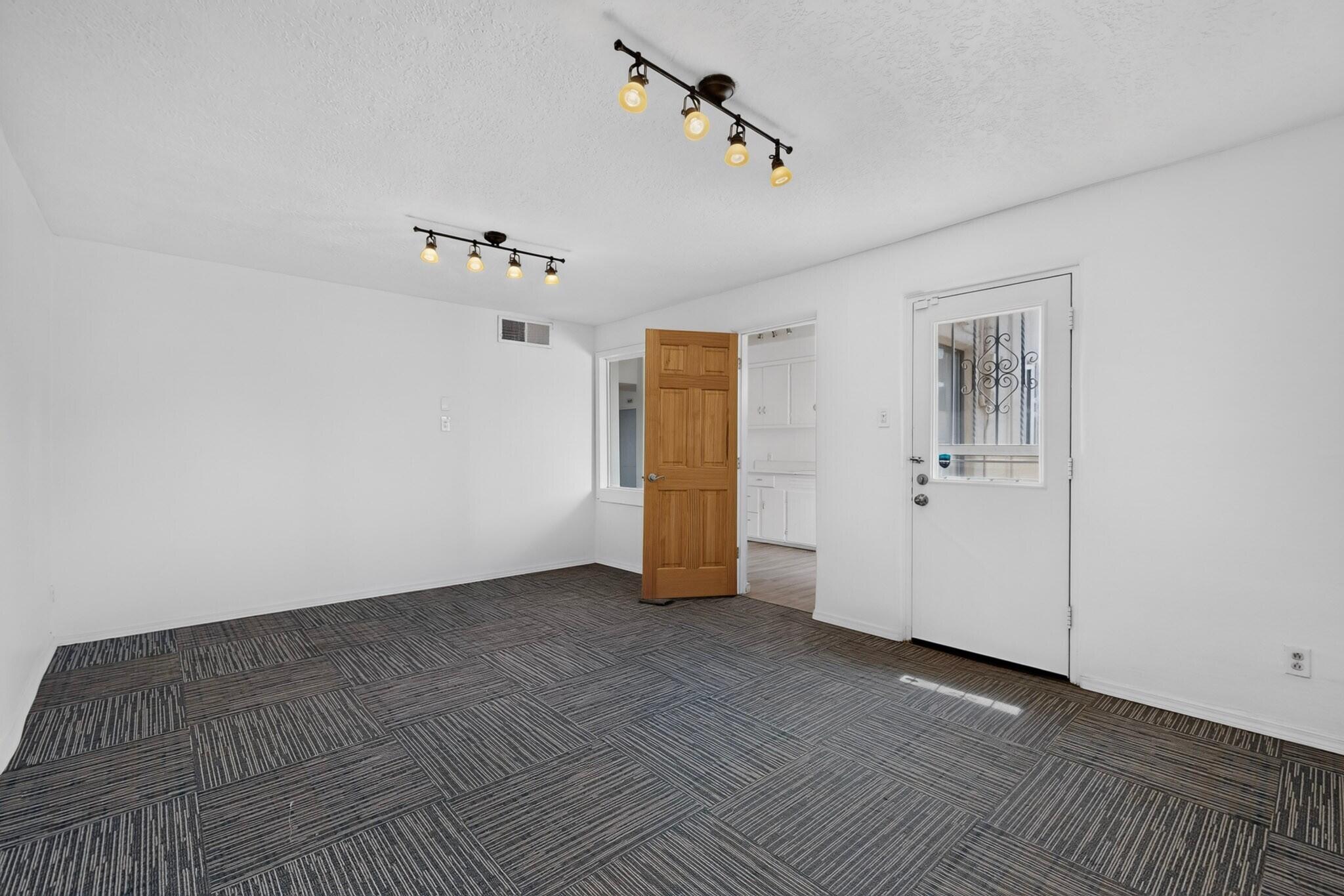 Photo 11 — 2907 San Mateo Boulevard NE