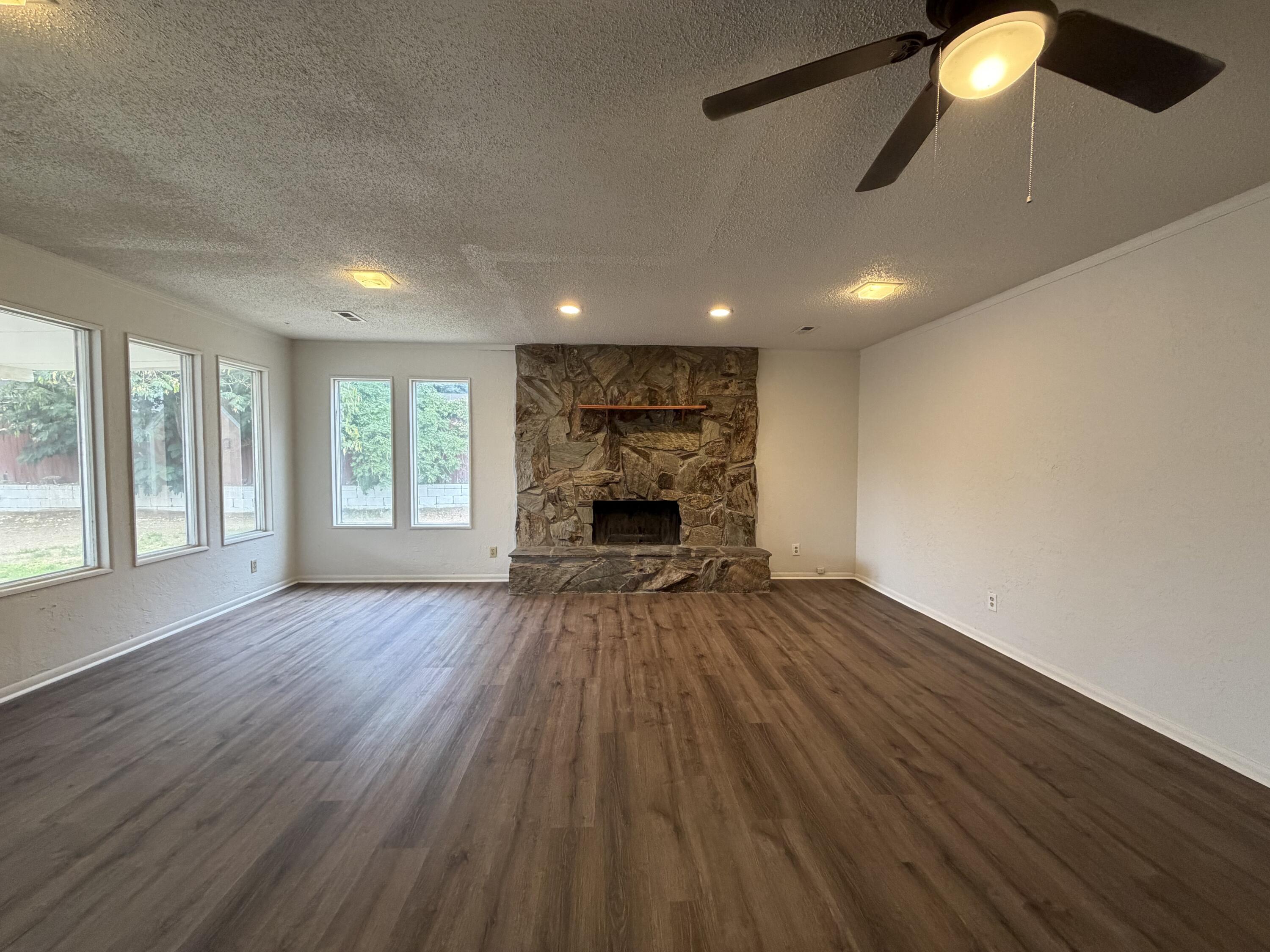 Photo 3 — 604 Maxine Street NE