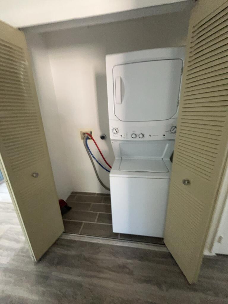 Photo 7 — 556 Stallion Road SE
