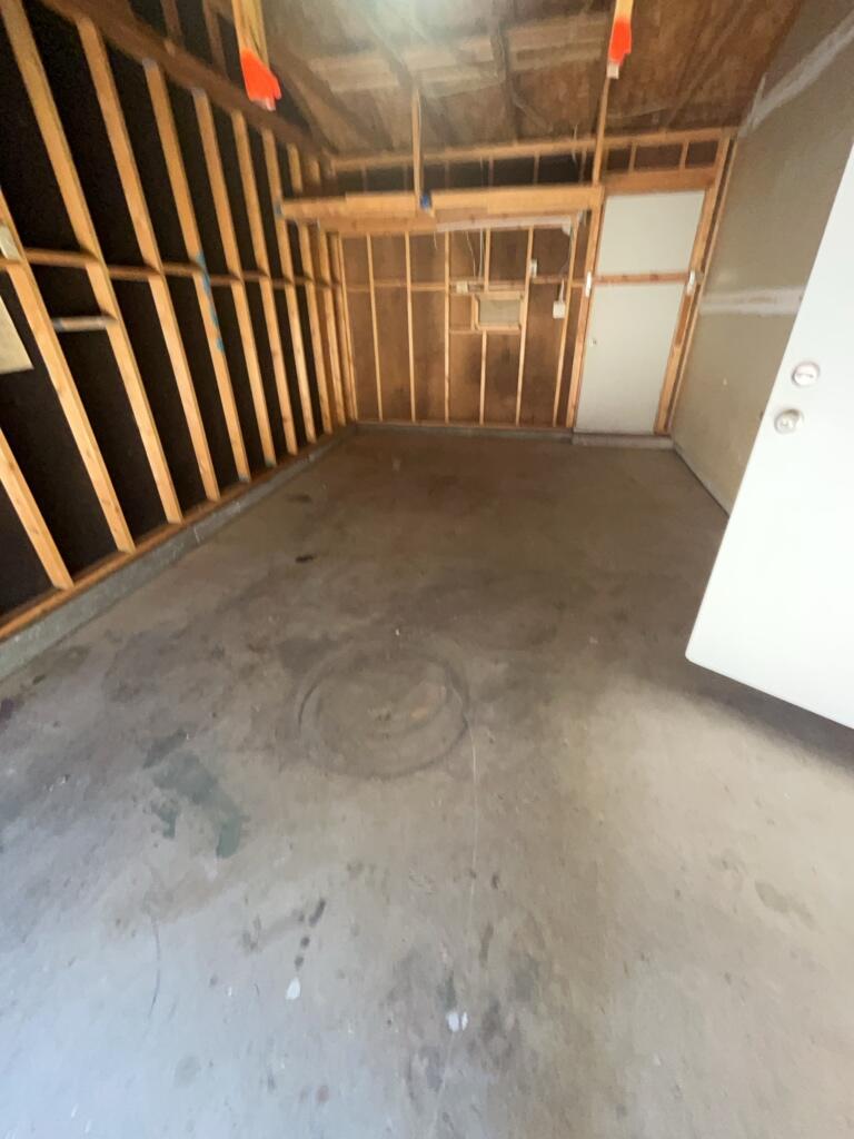 Photo 5 — 556 Stallion Road SE