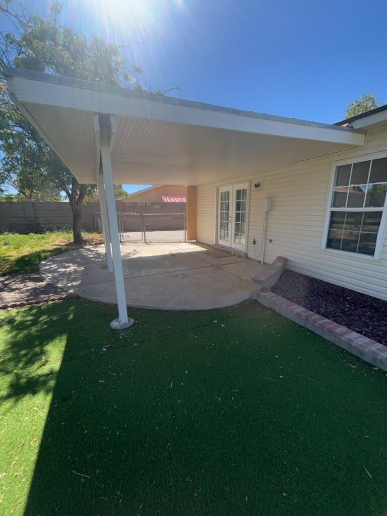 Photo 3 — 556 Stallion Road SE