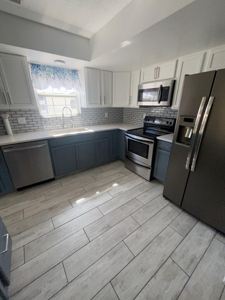 Photo 12 — 556 Stallion Road SE