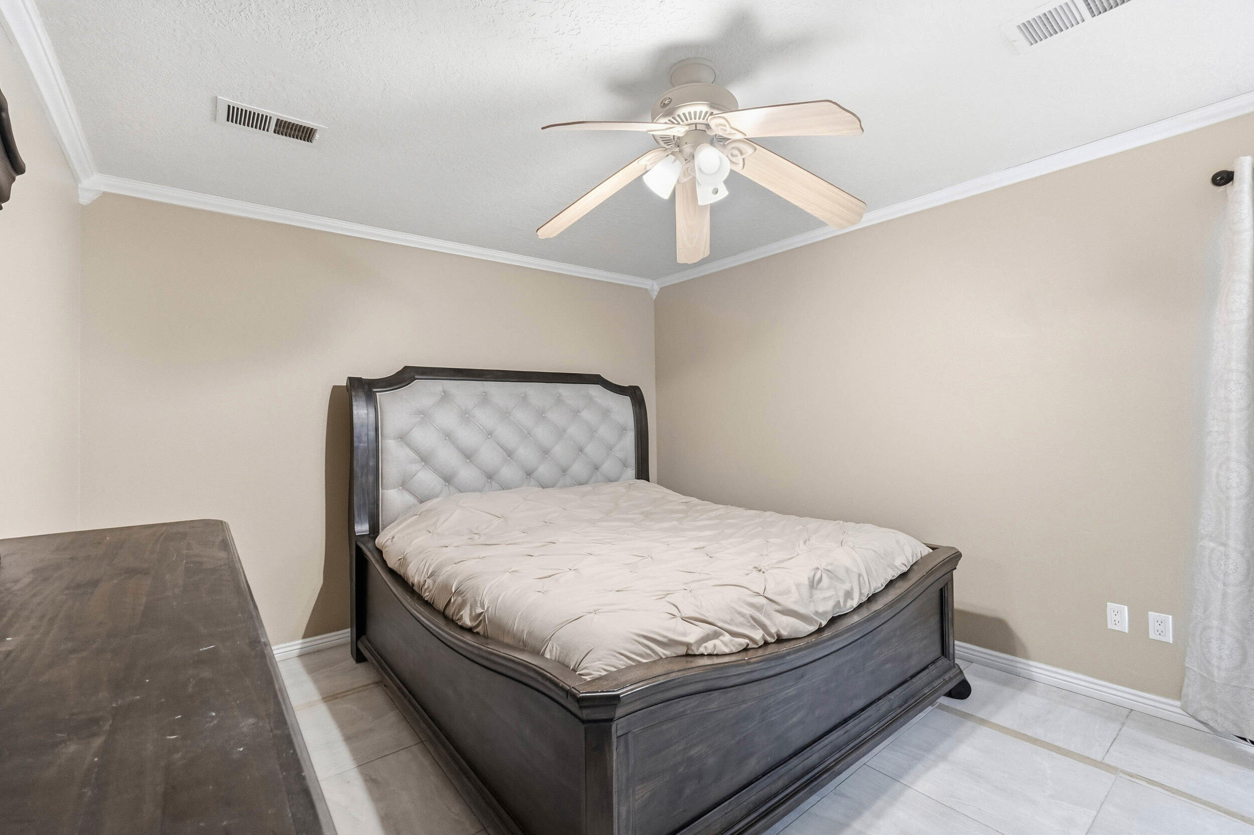 Photo 18 — 337 Tigris Road NE