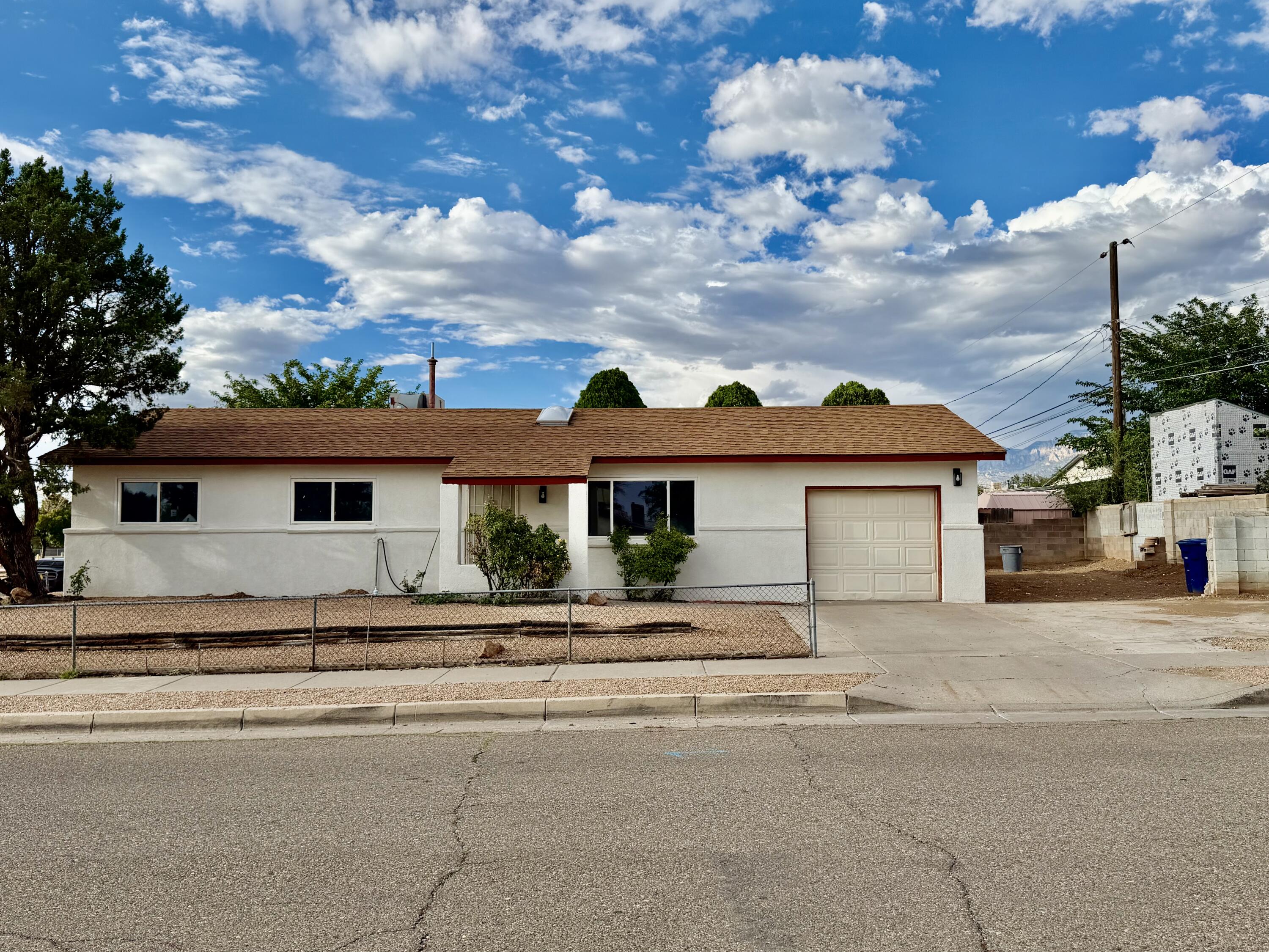 700 Tomasita Street NE