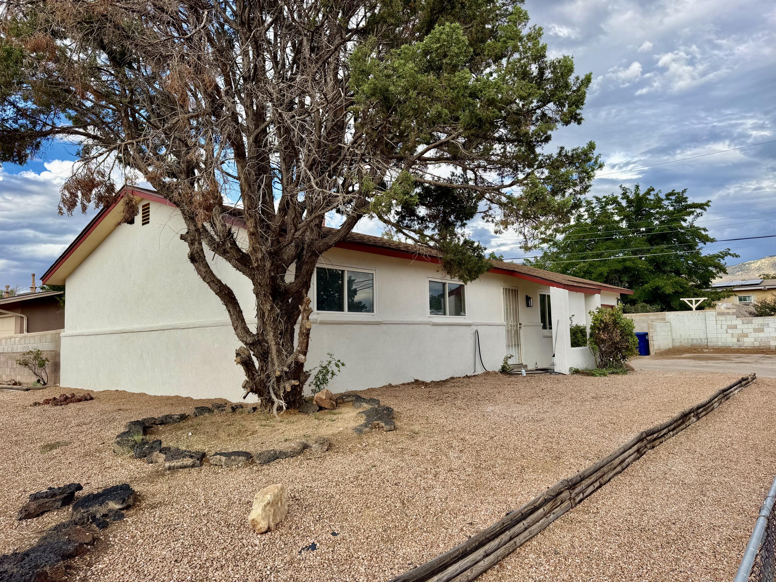 Photo 2 — 700 Tomasita Street NE