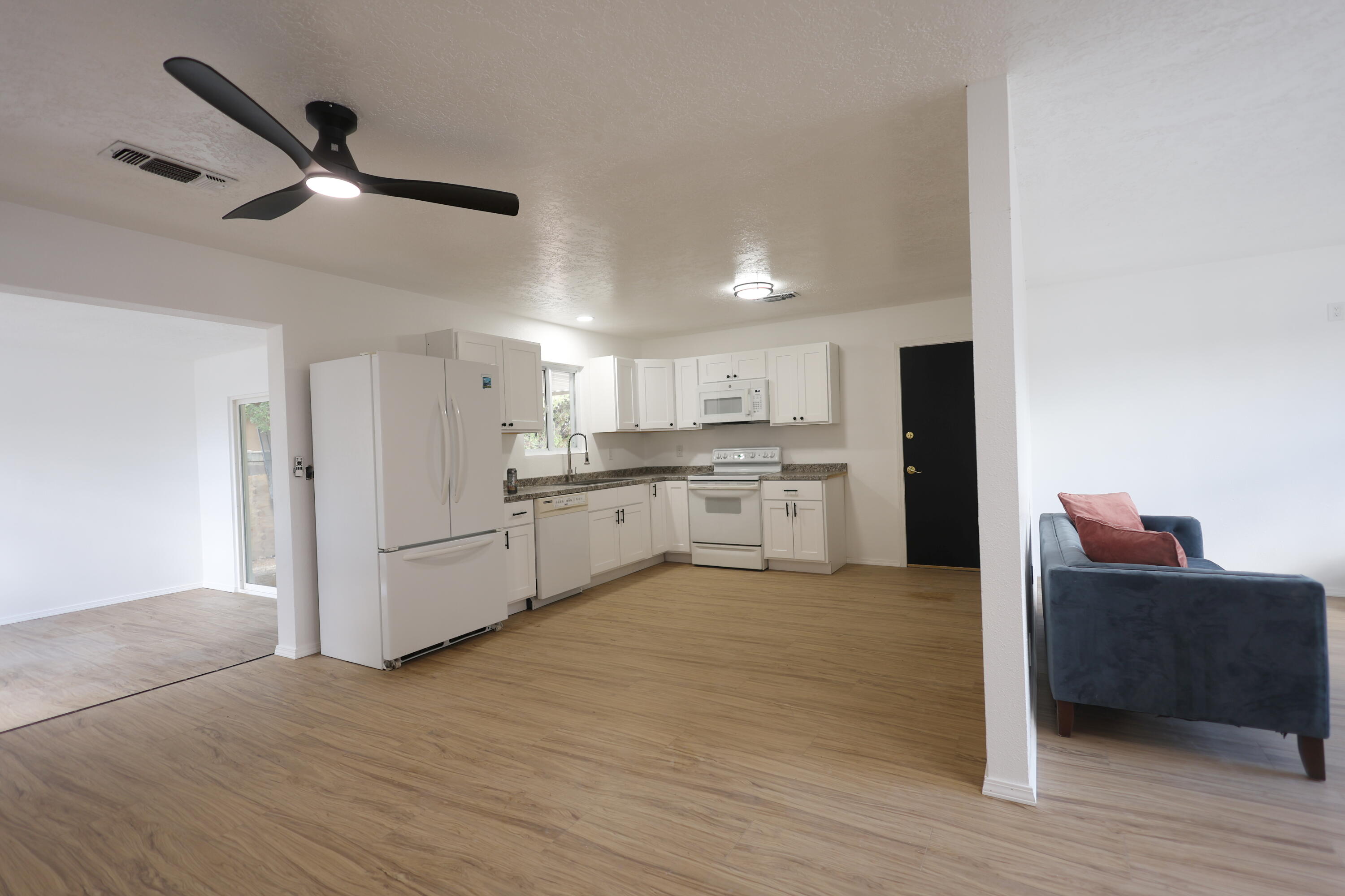 Photo 17 — 700 Tomasita Street NE