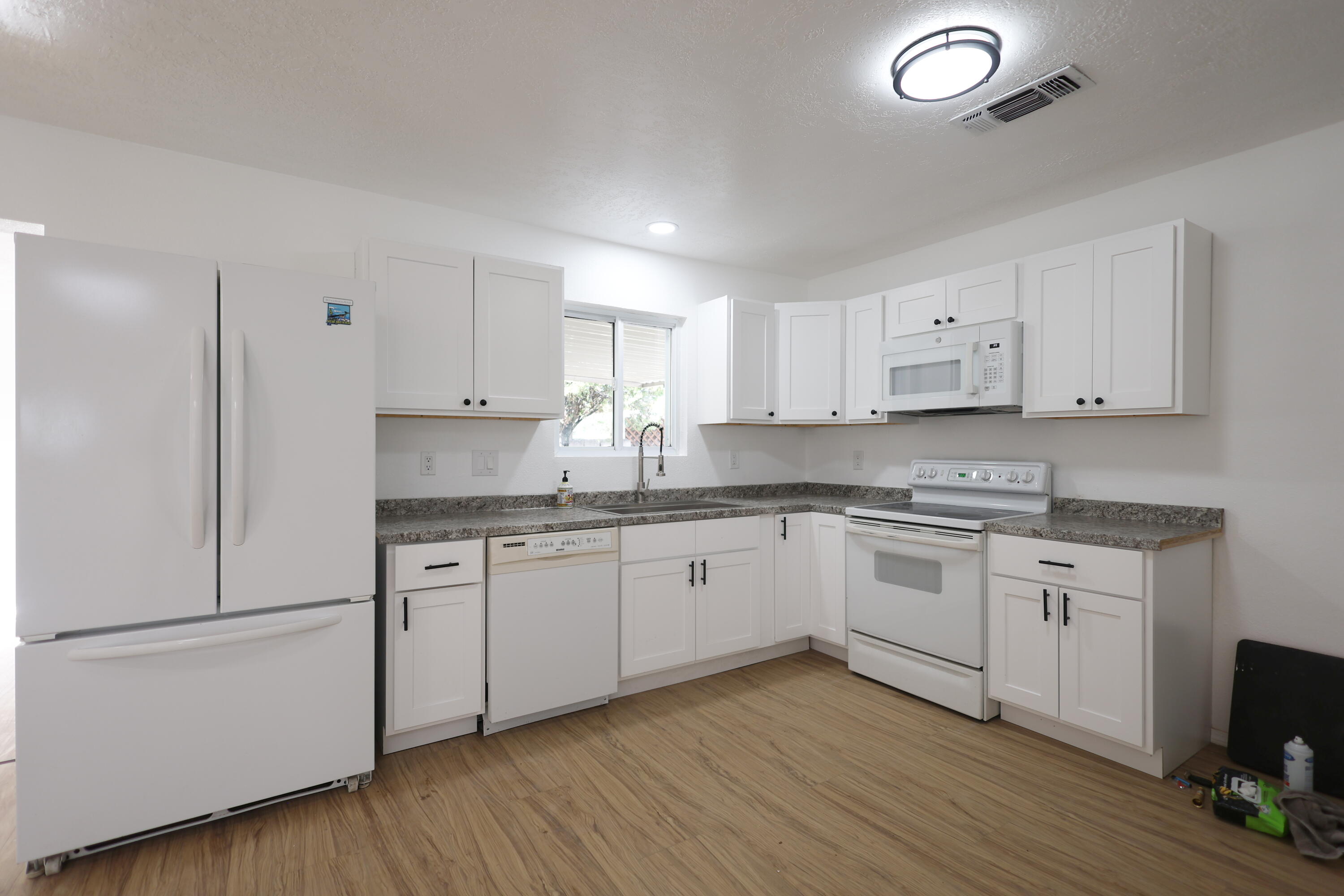 Photo 18 — 700 Tomasita Street NE