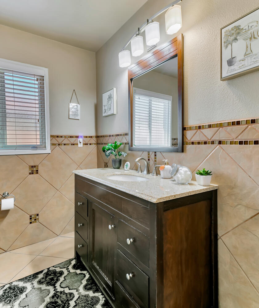 Photo 18 — 1413 Valencia Drive NE
