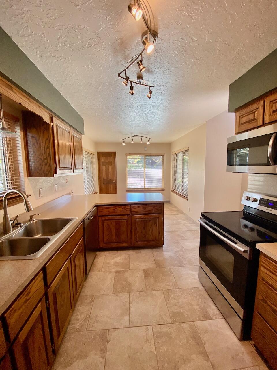 Photo 7 — 9747 Village Green Drive NE